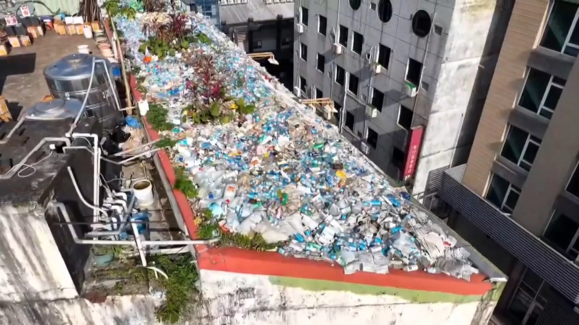 Atap hotel Yilan penuh dengan botol plastik bagaikan gunung sampah