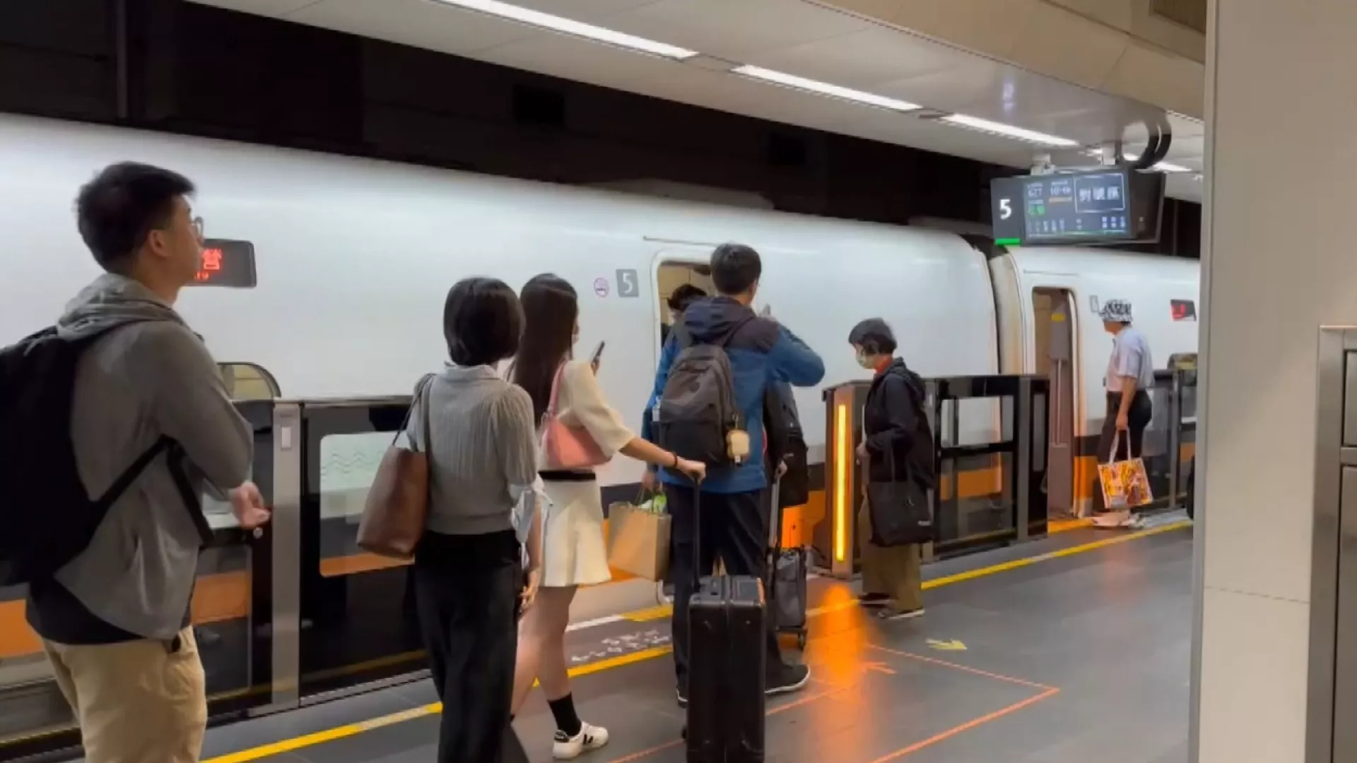 Mùa Tết HSR tung app hiển thị tình hình ghế ngồi tự do