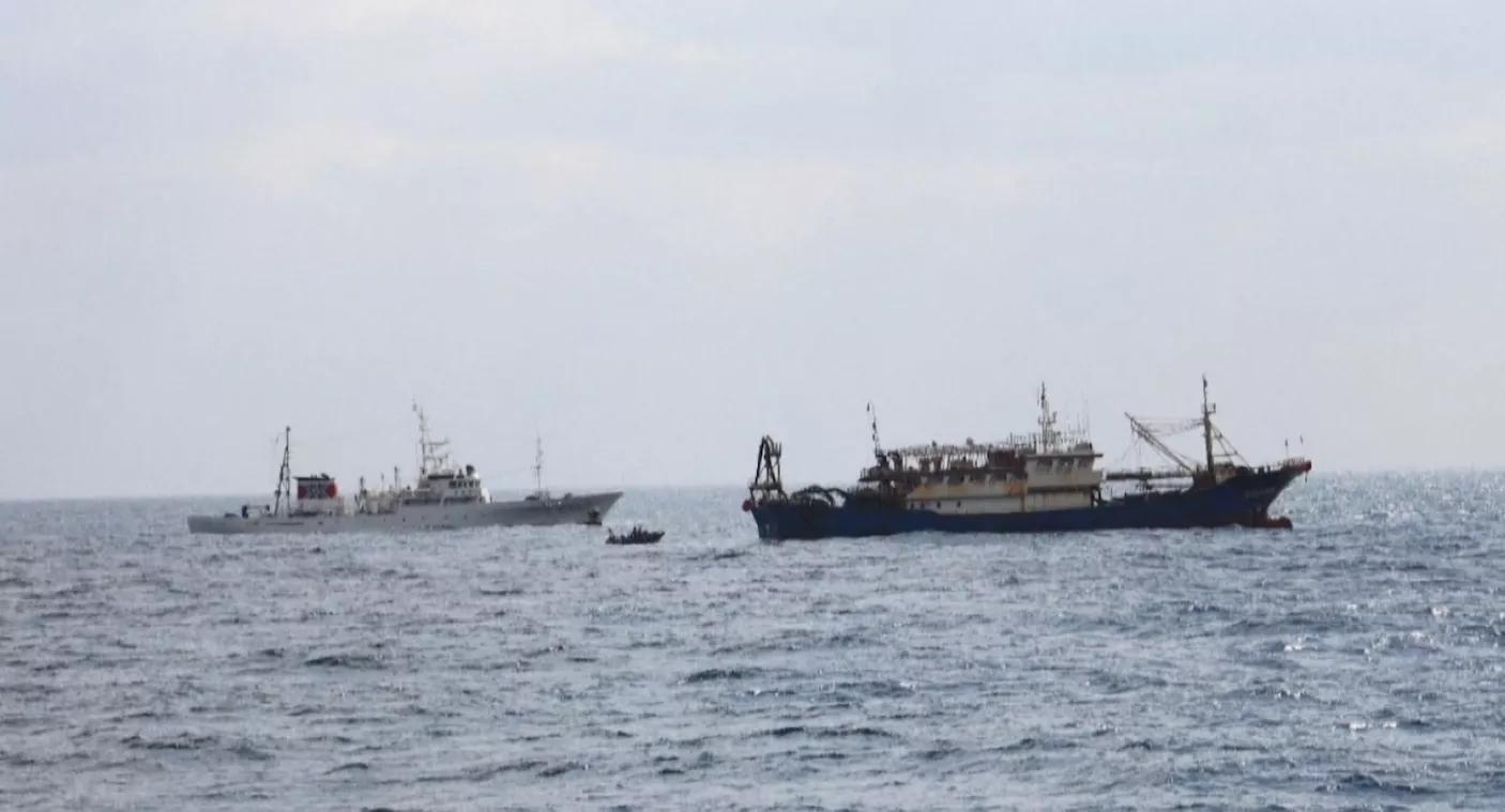 中國漁船傱入日本海域掠魚 日方扣船.掠船長