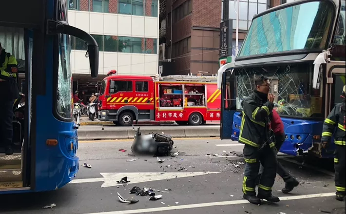 遊覽車搢向挵機車佮客運 3人著傷送病院