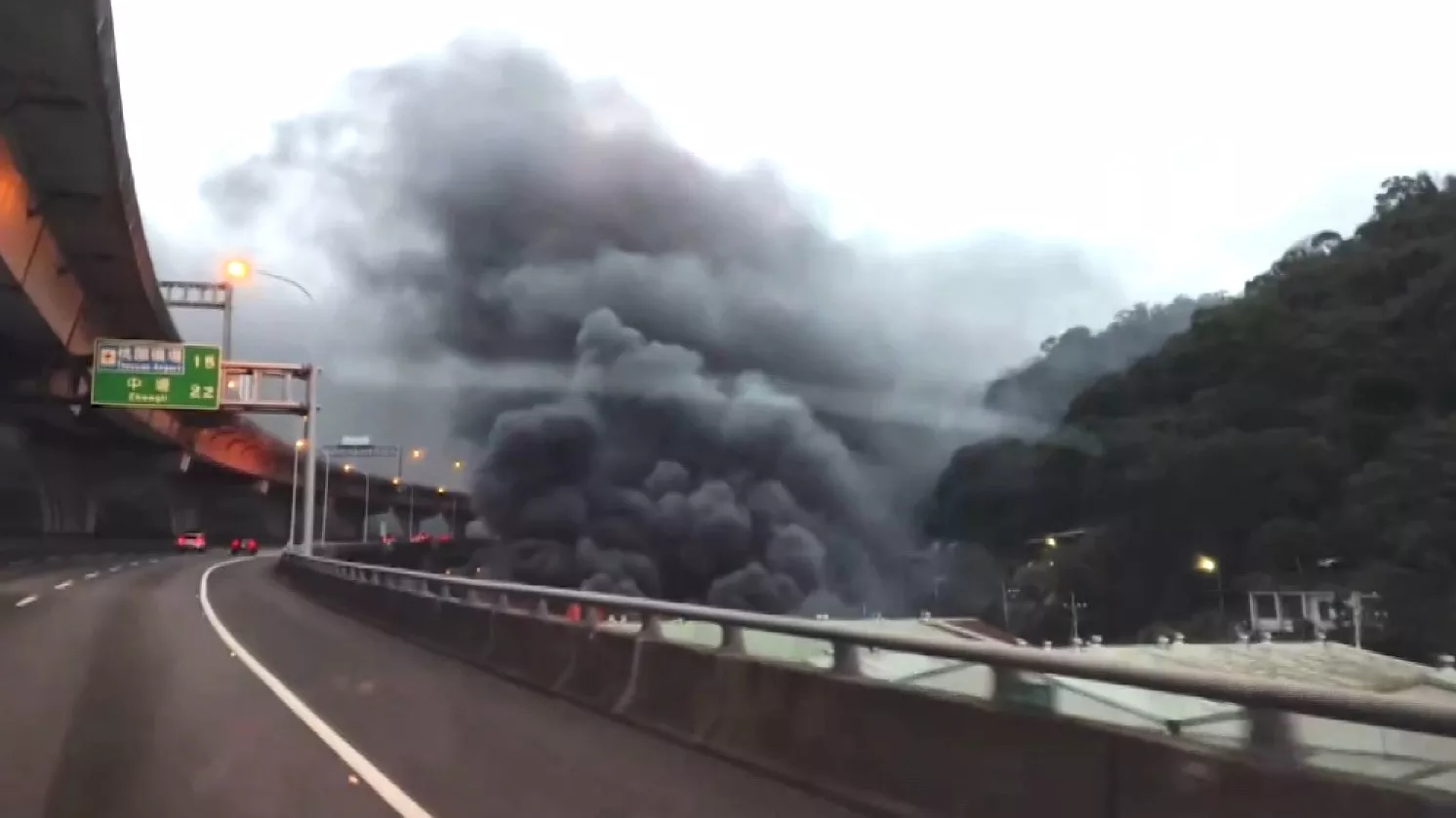 ไท่ซาน นิวไทเป ไฟไหม้โรงงานรีไซเคิลขยะ คุมได้แล้วแต่กลิ่นเหม็นยังอบอวล