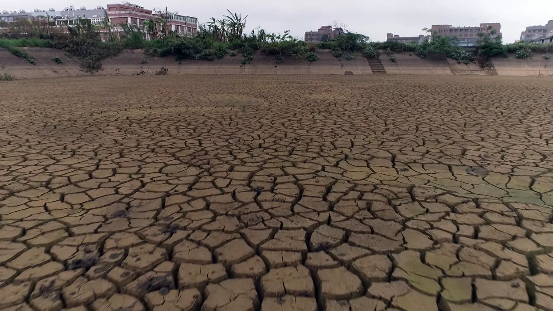 Lượng mưa khu vực phía Tây chỉ còn 10%, nông nghiệp căng thẳng