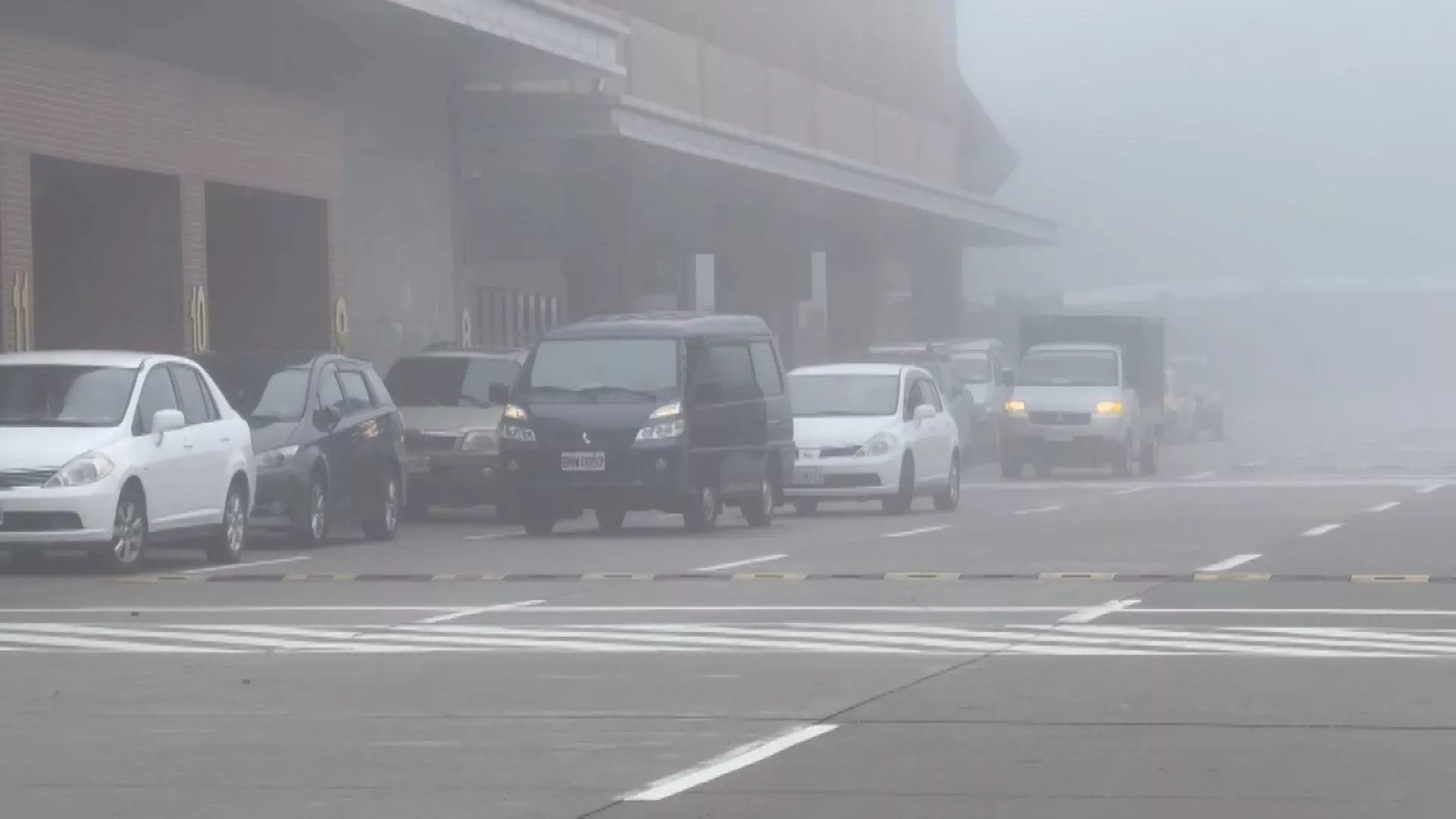 ช่วงเช้าหมอกลงจินเหมิน ขึ้นบิน-ลงจอดไม่ได้ ผู้โดยสารตกค้าง