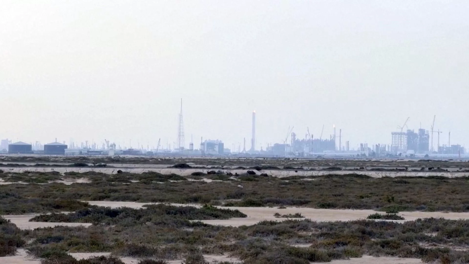 Qatar tạm ngừng sản xuất LNG do trung tâm xử lý bị tấn công