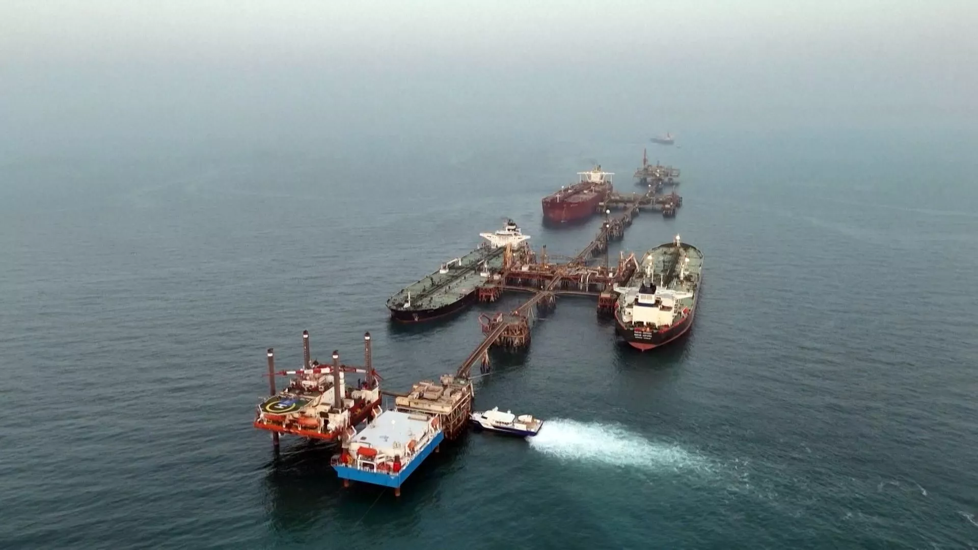 Belasan tanker minyak tertembak rudal, Iran klaim telah ambil alih Selat Hormuz