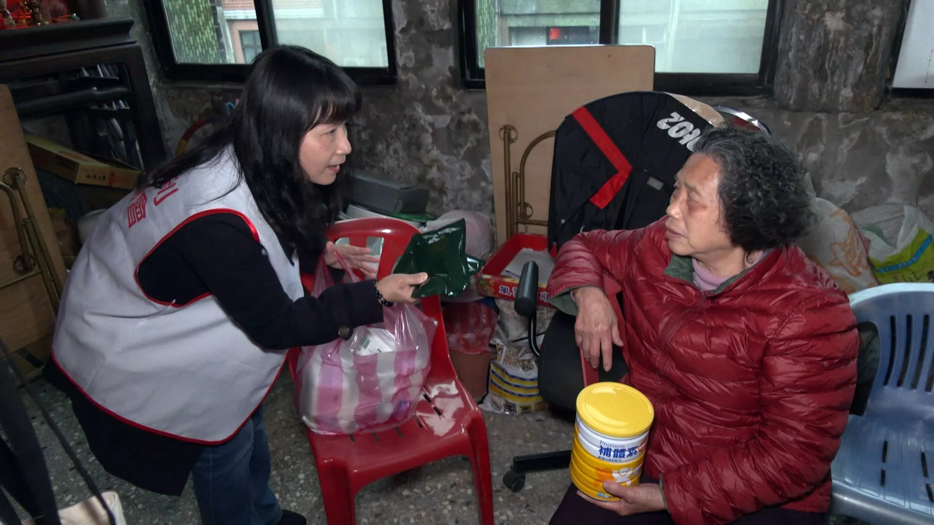 Chính phủ đẩy mạnh việc quan tâm chăm sóc người già neo đơn