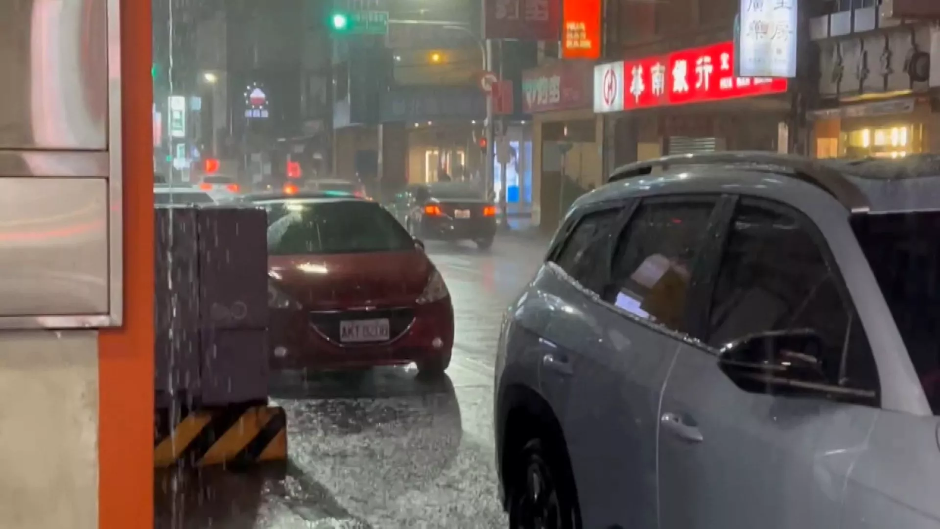 Mưa giông cường độ mạnh gây ngập cục bộ tại Nghi Lan