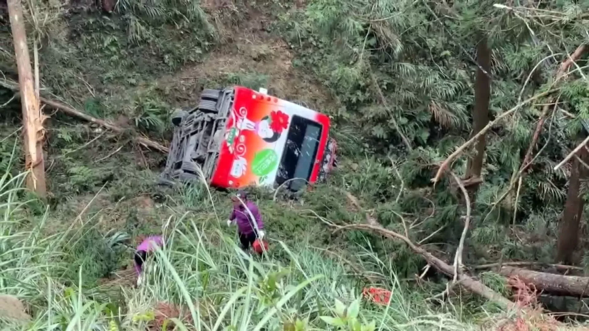 รถรับส่ง นทท. ในอุทยานแห่งชาติซานหลินซี หนานโถว ตกเหว ดับ 1 เจ็บ 7