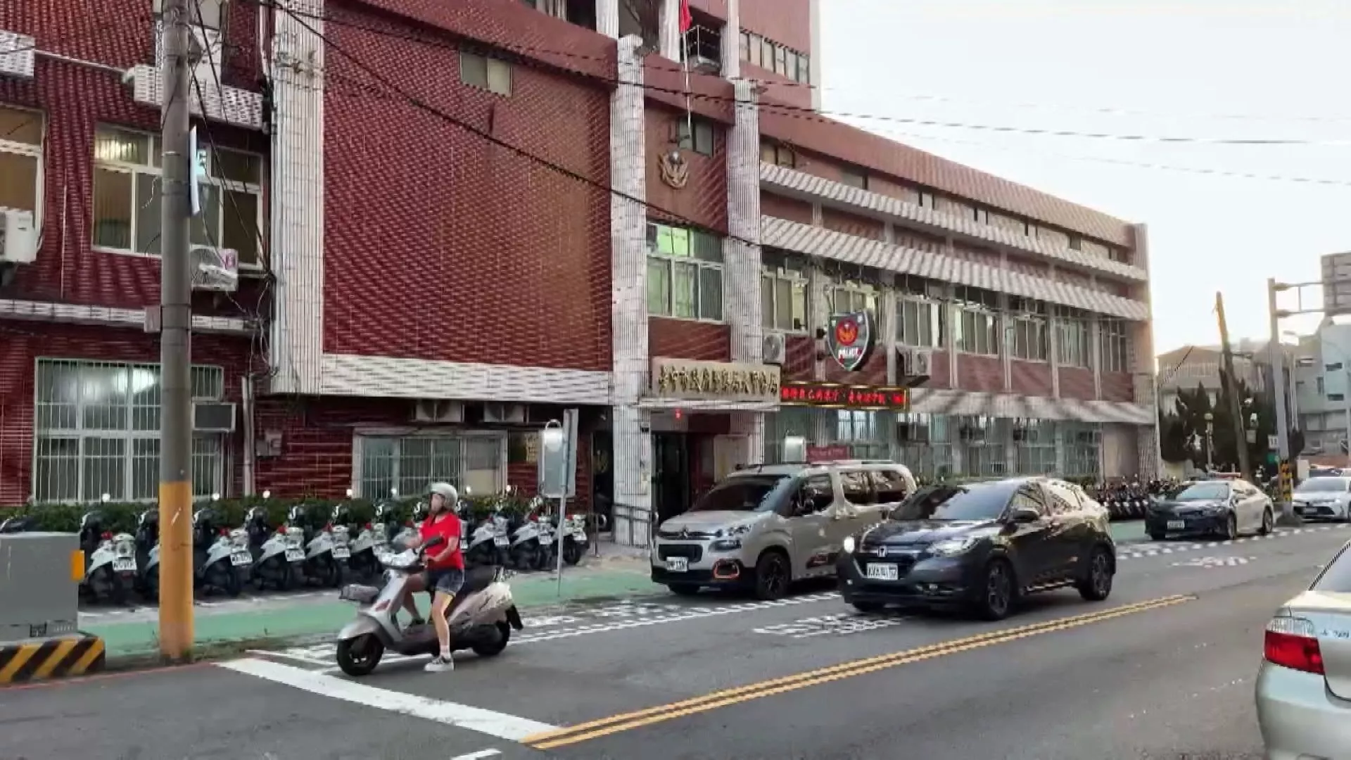 2 lao động Việt đến đồn cảnh sát nhận lại điện thoại và cái kết đắng