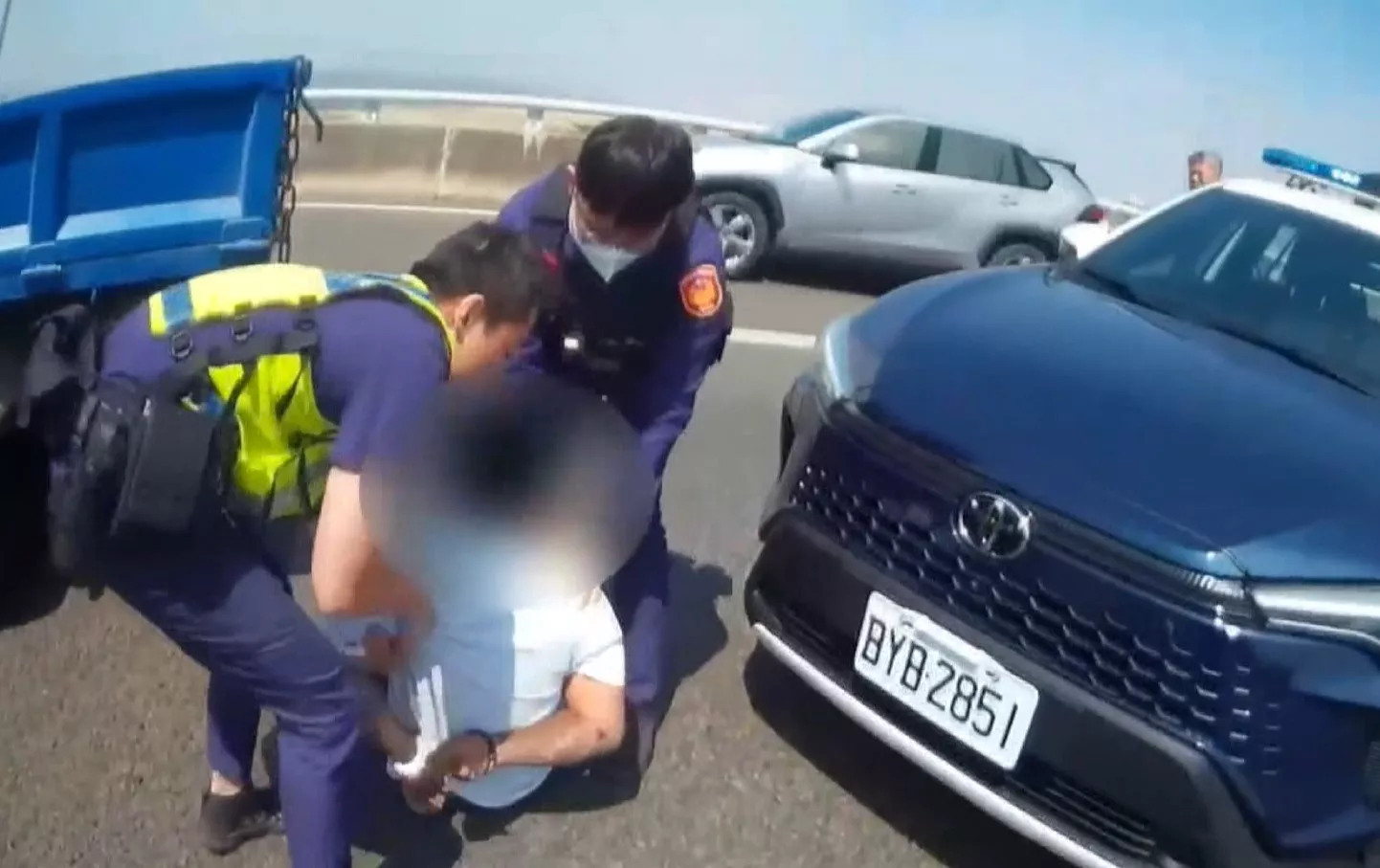 貨車無掛牌毋予警察查 猶閣落跑直衝挵警車