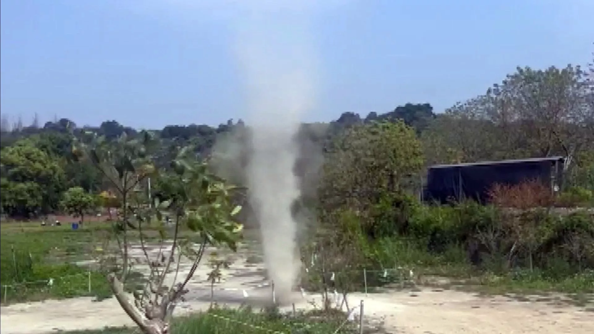 ฮัวถาน จางฮั่ว ฝุ่นหมุนลอยขึ้นฟ้าคือพายุงวงช้าง