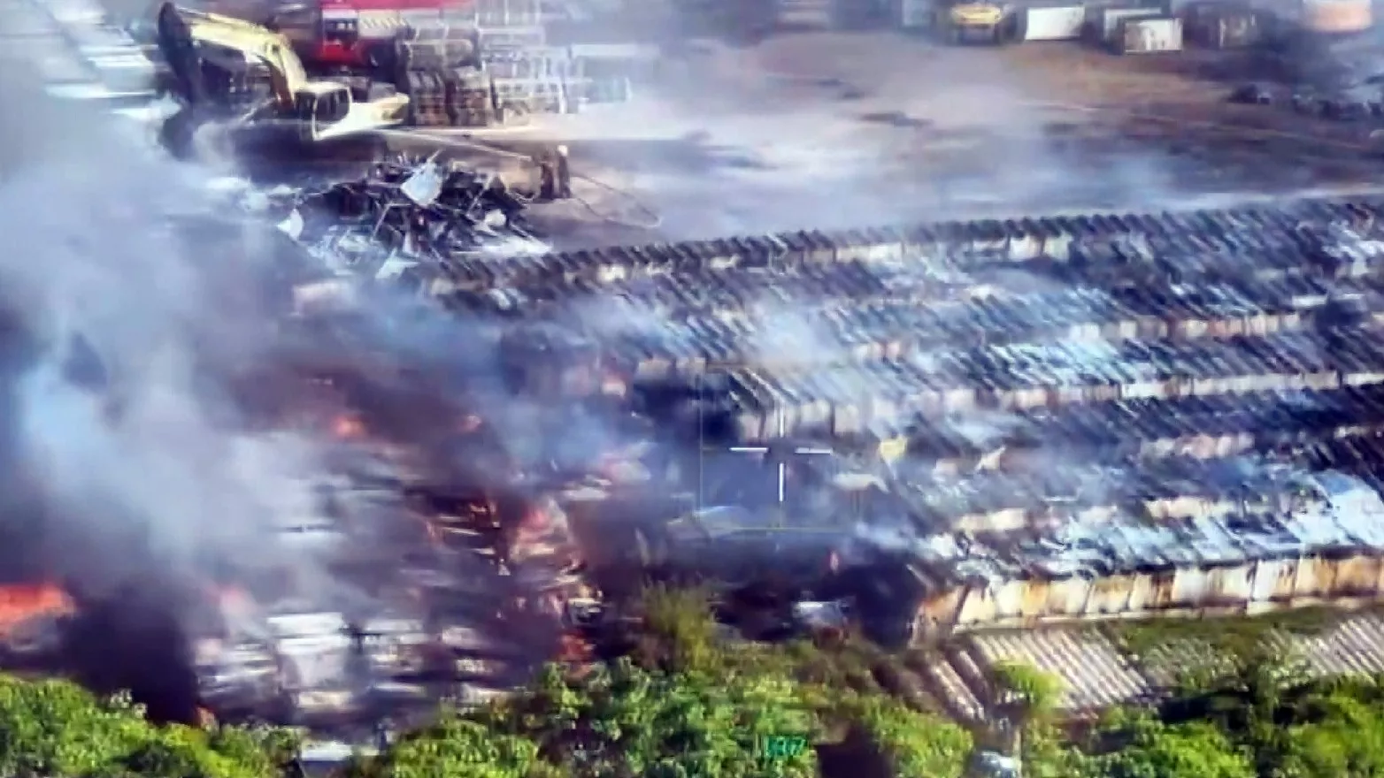 ไฟไหม้ลานแผงโซลาร์เซลล์ที่ผิงตง ควันดำหนาทึบพวยพุ่ง