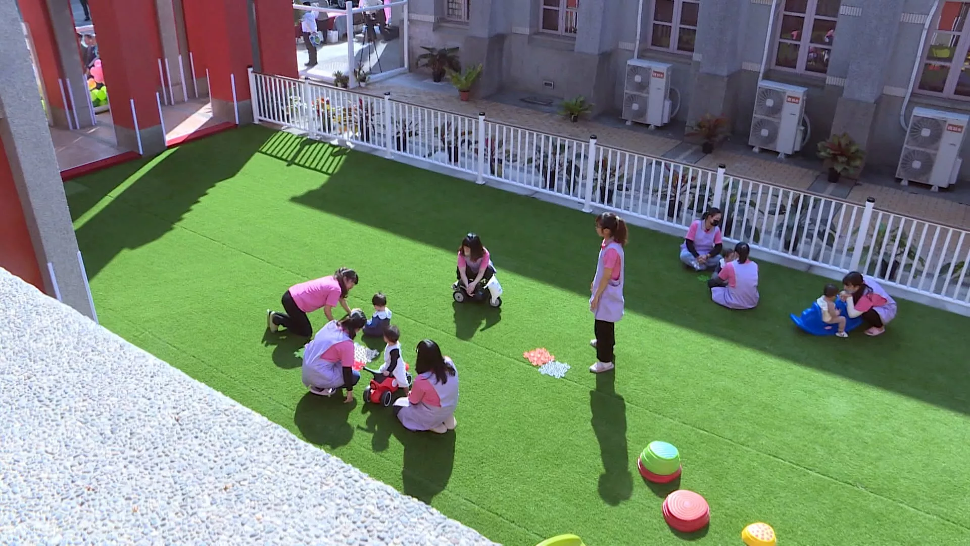 Cho phép gia đình có con dưới 12 tuổi thuê giúp việc nước ngoài