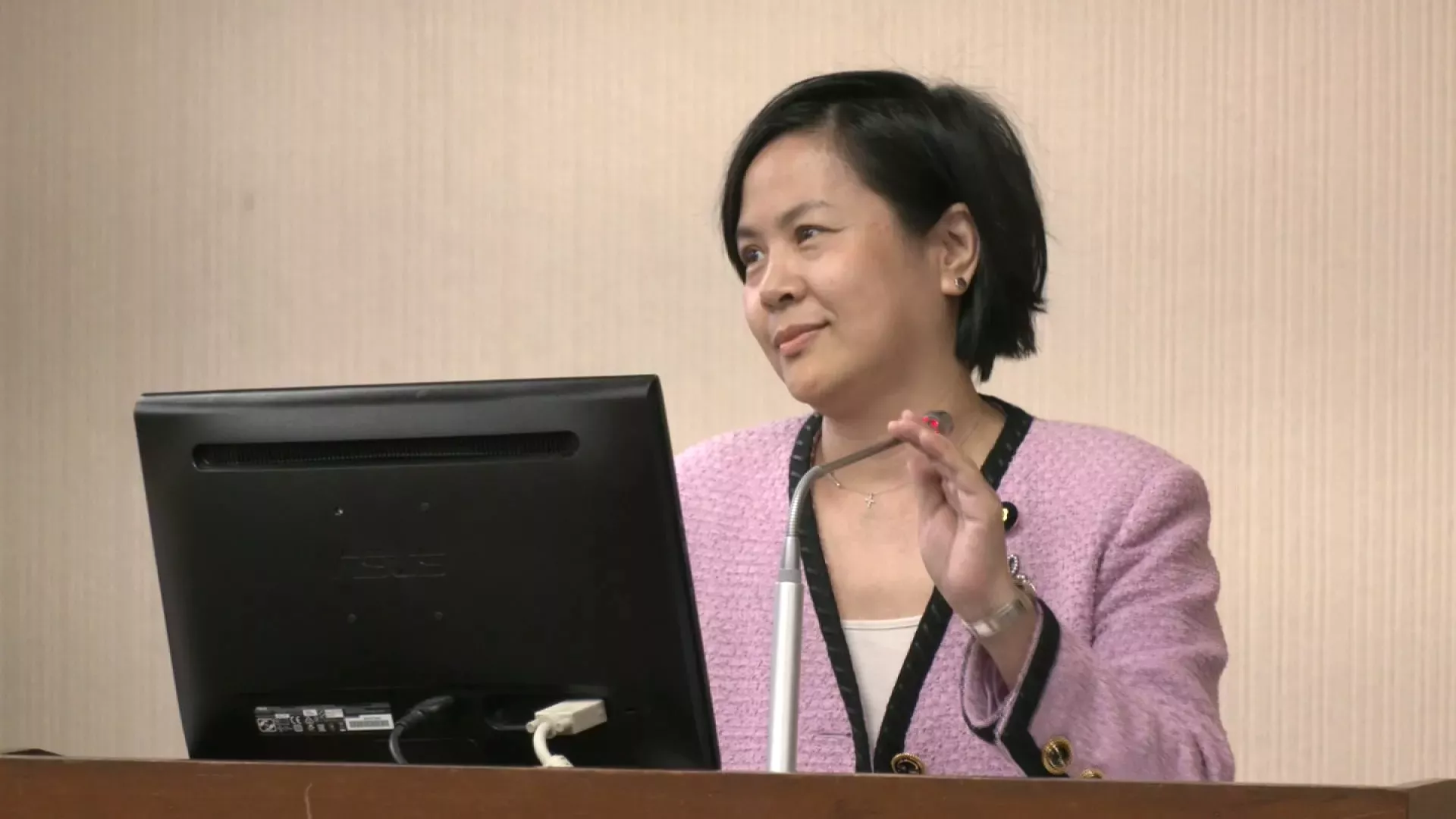 民眾黨立委李貞秀16日首度立院質詢，但無官員應答。