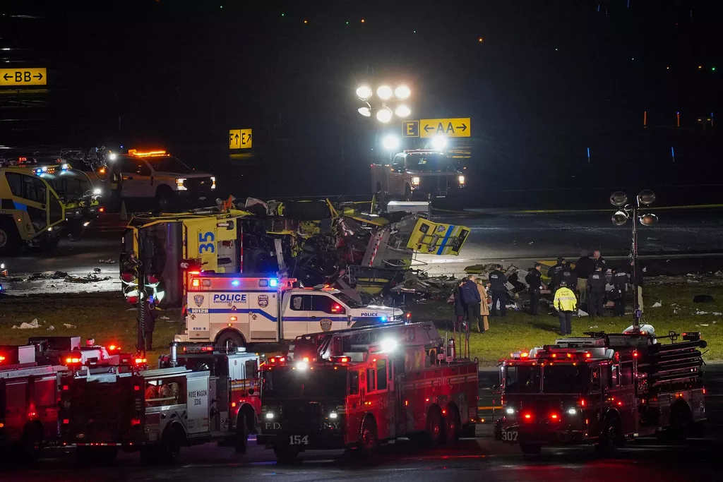 事故消防車側翻在紐約拉瓜迪亞機場4號跑道外。（圖／美聯社）