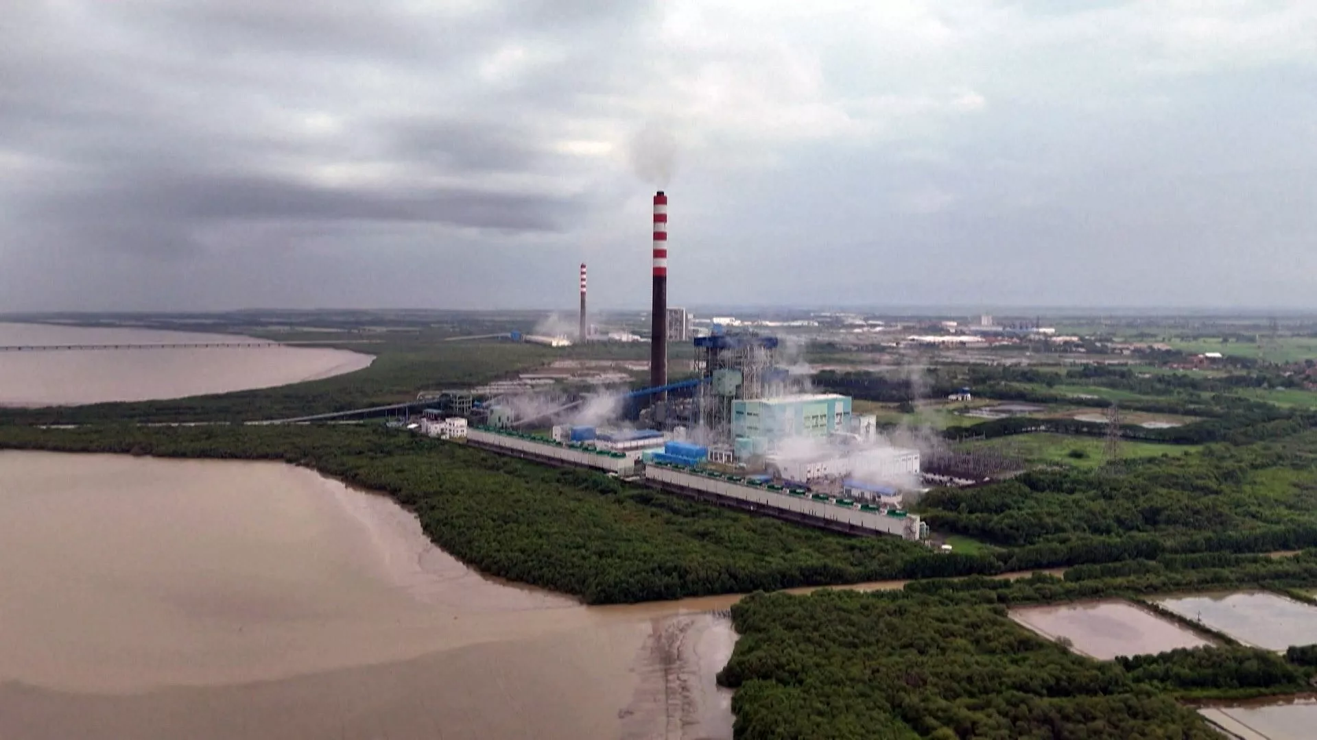 Komitmen reduksi karbon tak tercapai, program pensiun PLTU batu bara melenceng