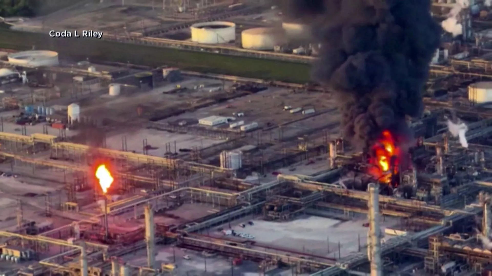 Kilang minyak Valero, AS meledak, api berkobar dan asap tebal mengepul