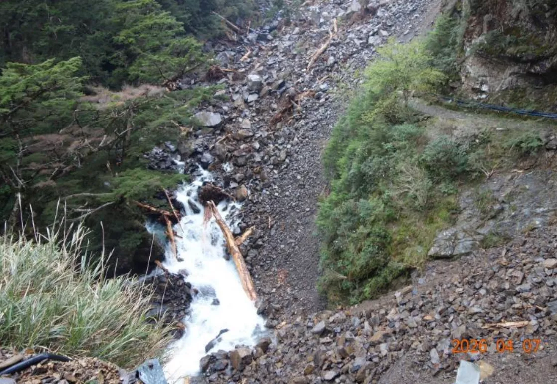 堰塞湖下游滲流情形（圖／林保署提供）