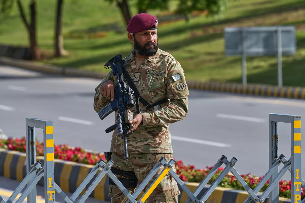 一名軍人於巴基斯坦外交部附近的檢查站守衛。(圖/美聯社)