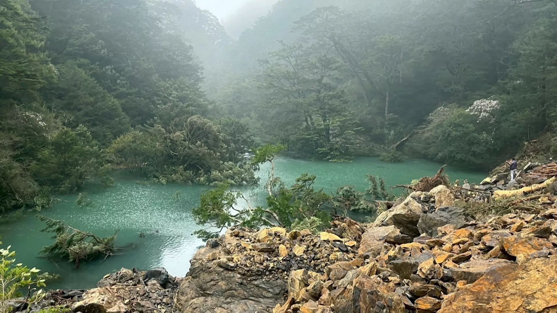 ฝนถล่มช่วงหยุดยาวเช็งเม้ง เส้นทางเดินป่าเหอฮวนซีเกิดดินสไลด์