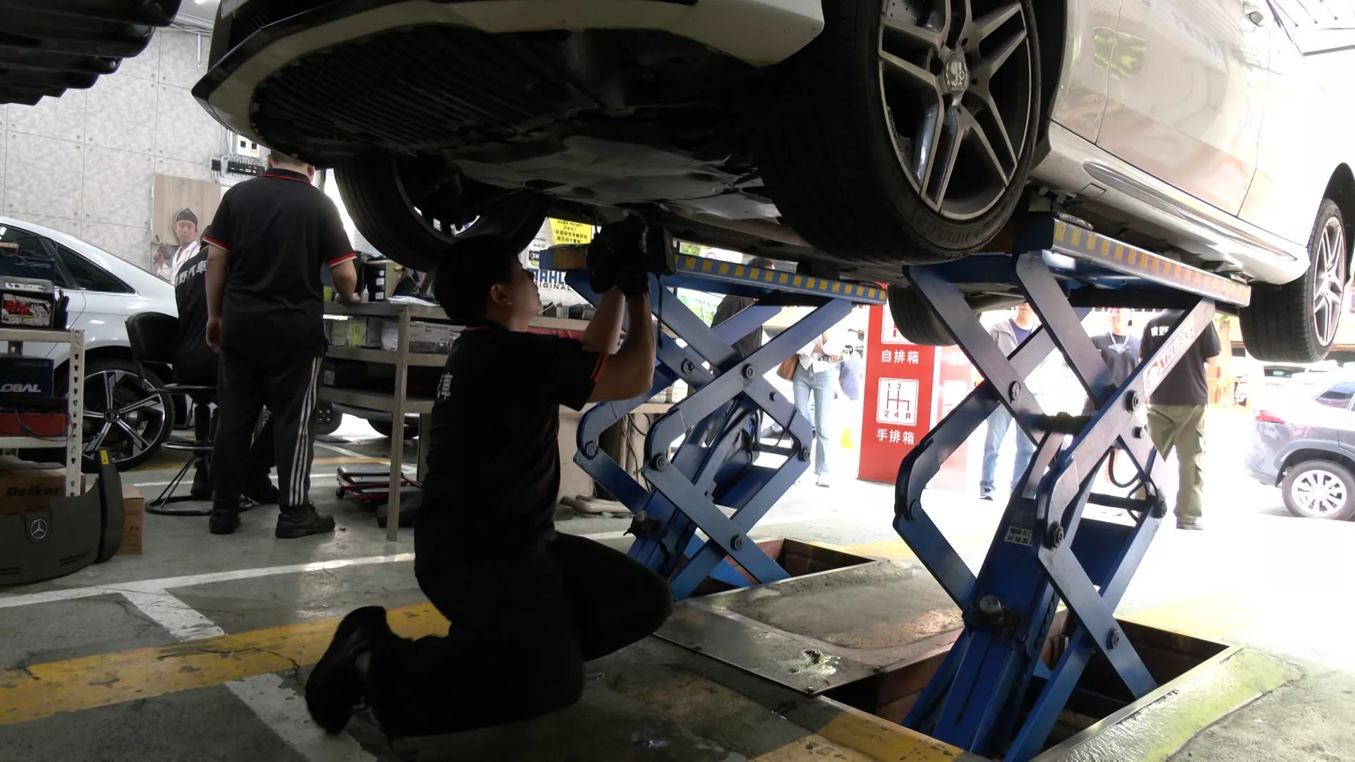 Biaya bahan baku melambung, harga produk oli kendaraan naik 10%