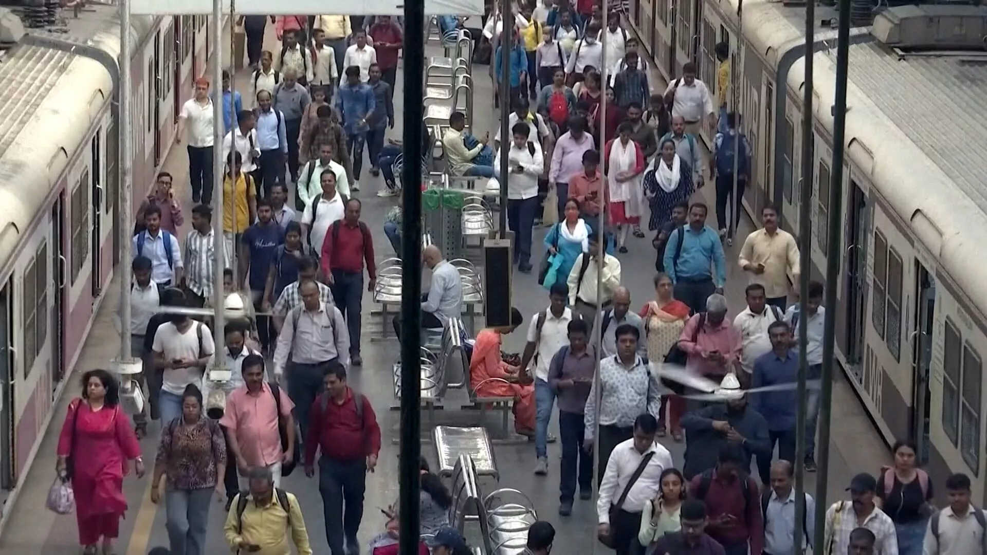 Giải cứu 2 người mắc kẹt tại giàn hàu, có 1 người là lao động Việt