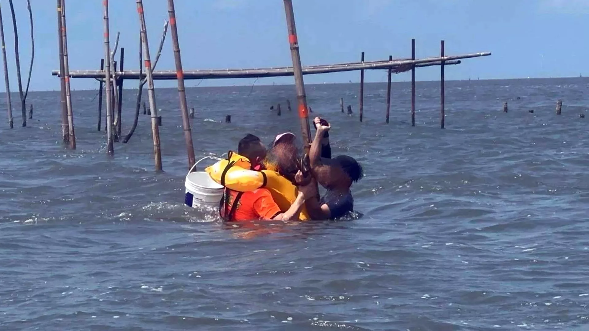 Giải cứu 2 người mắc kẹt tại giàn hàu, có 1 người là lao động Việt