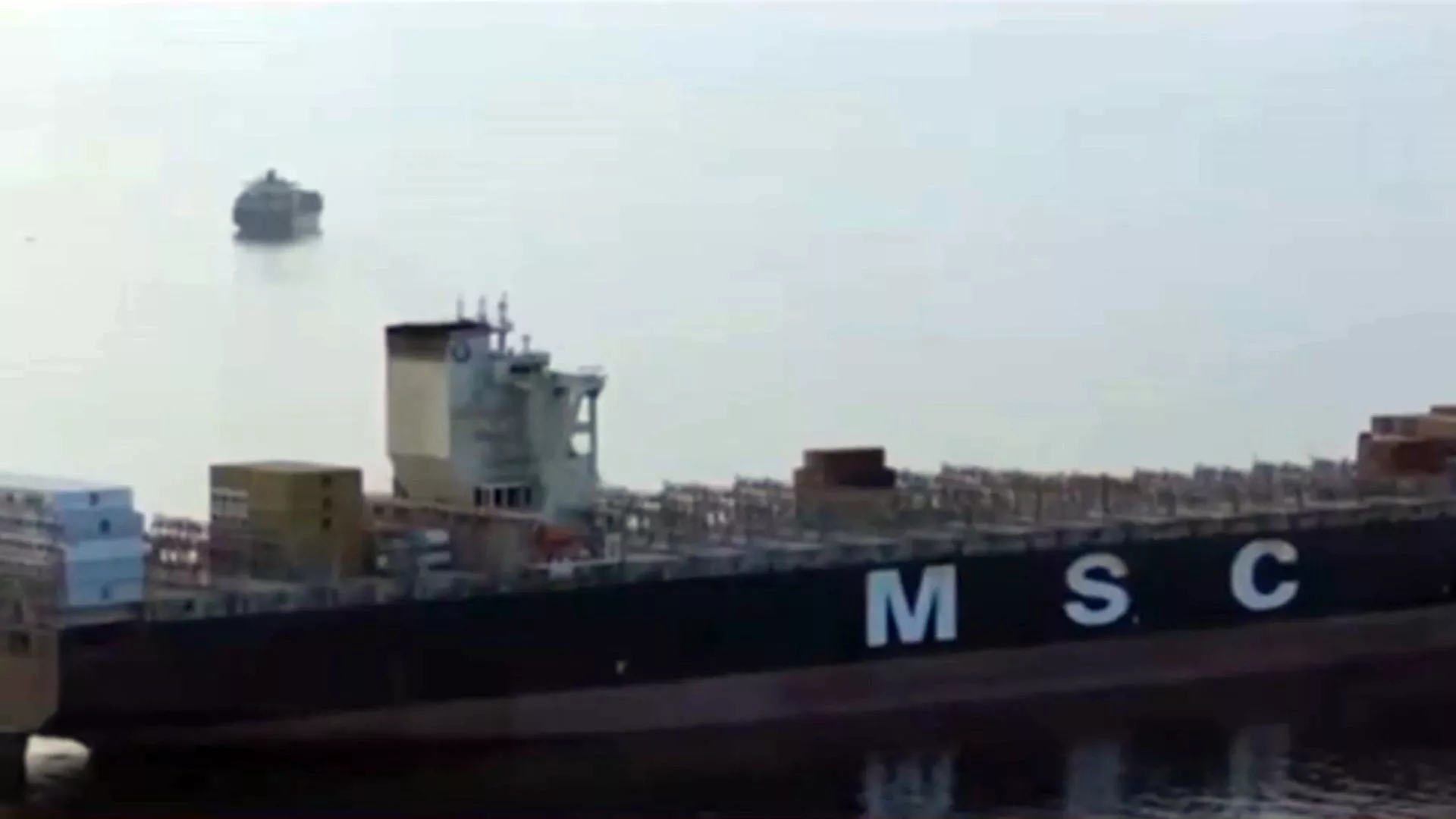 Iran tấn công 3 tàu hàng, bắt giữ 2 tàu tại eo biển Hormuz