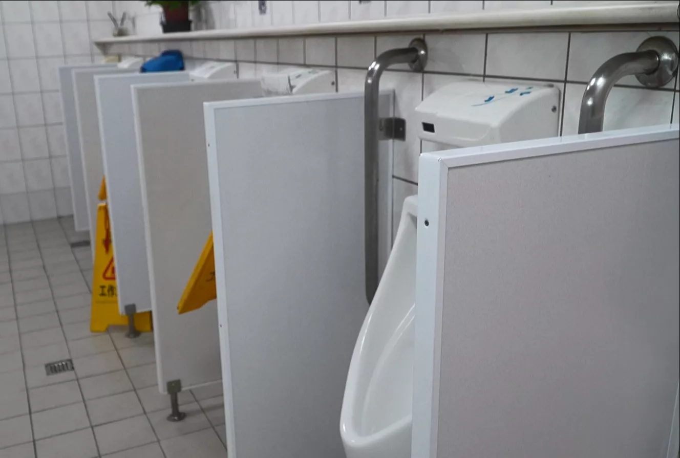 臺鐵新左營男便所 高鐵員工鬥祕密攝影機偷翕