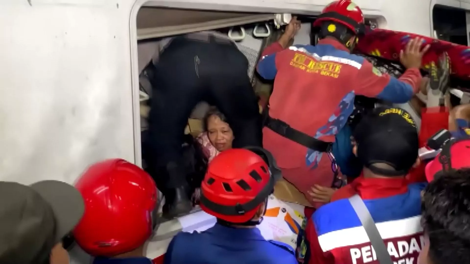 รถไฟอินโดฯ ชนประสานงา ตู้โดยสารพังยับ ดับ 7 เจ็บ 81