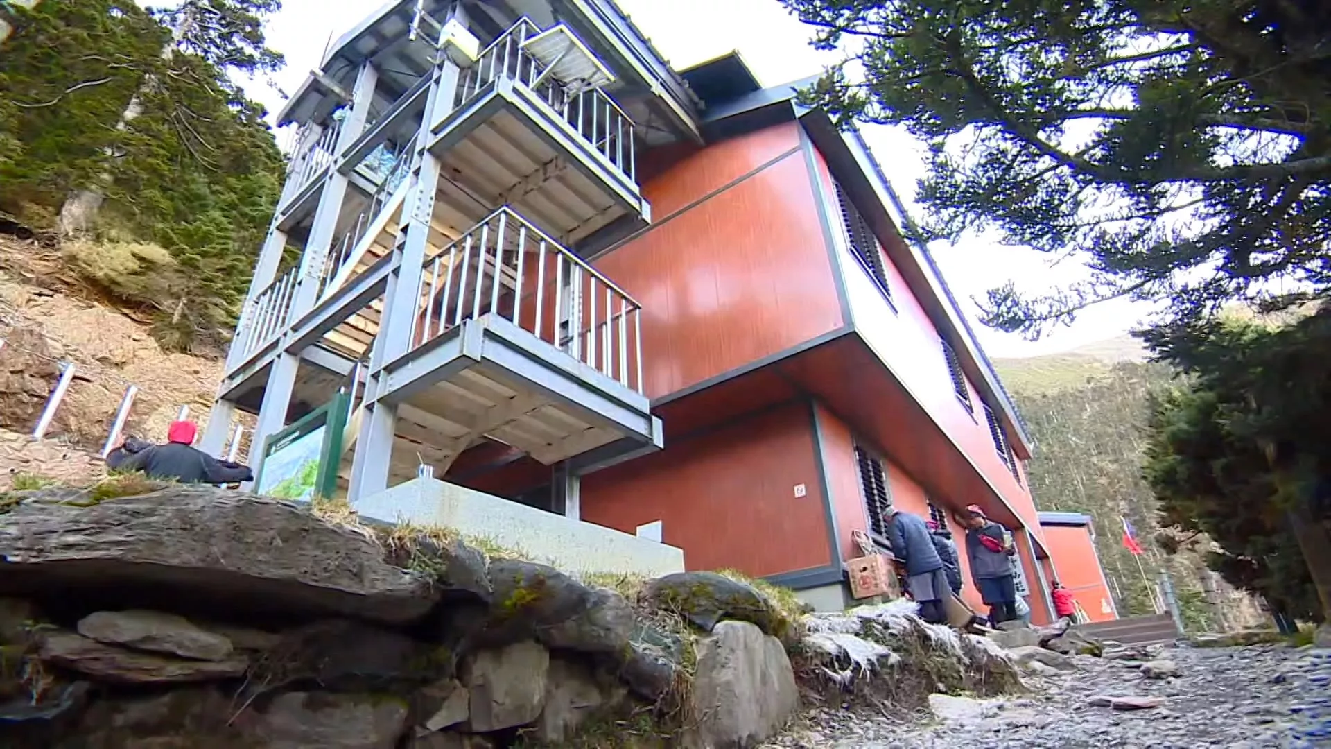 "ผายหยุนลอดจ์" หา พนง. เงินเดือน 45,000 หยุด 15 วัน แต่ต้องทนหนาว