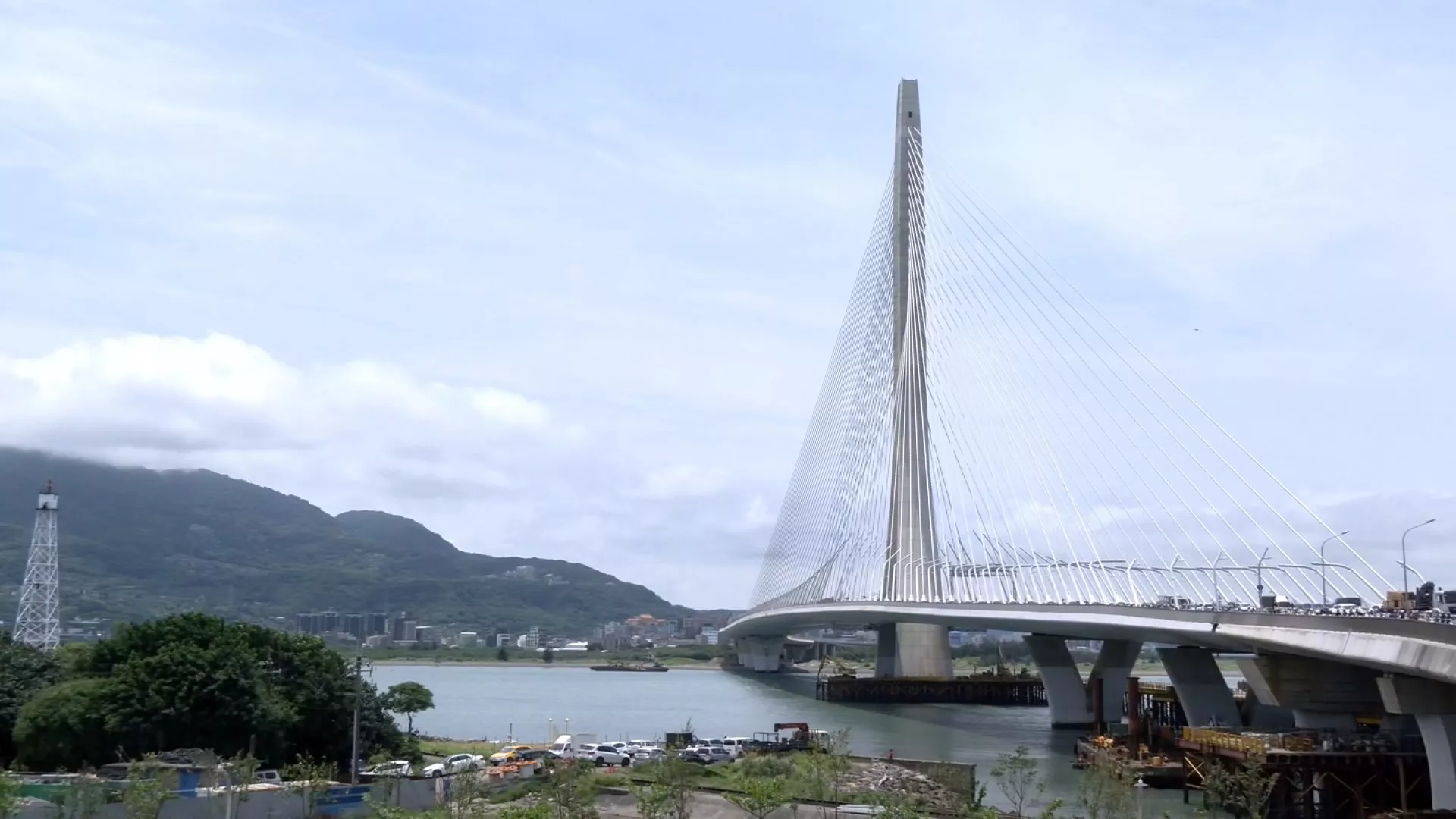 Cầu Đạm Giang thông xe, phát sinh nhiều tình huống ngoài dự kiến