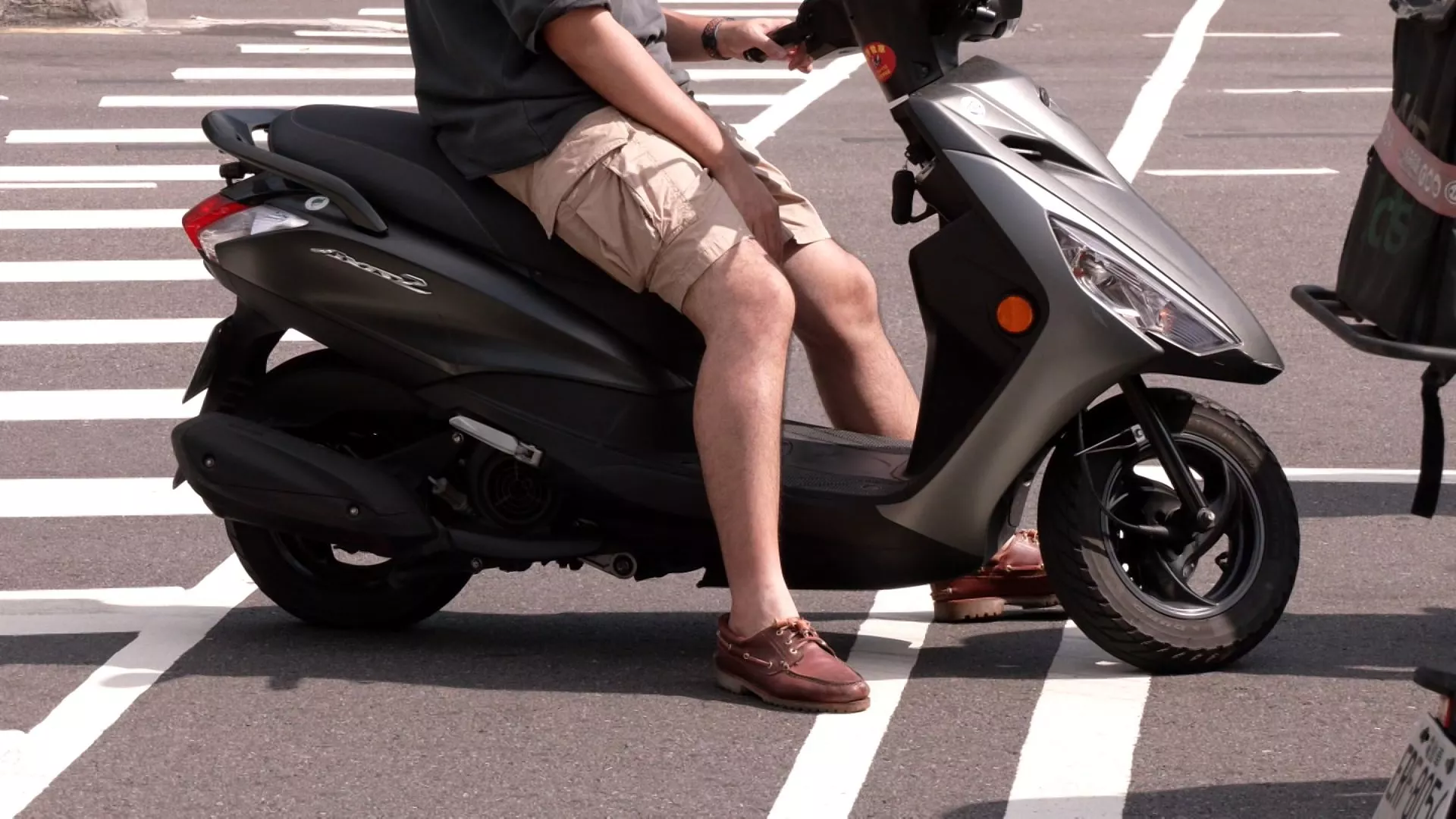 Dừng đè vạch đi bộ vì hết chỗ rẽ trái, xe máy nguy cơ bị phạt
