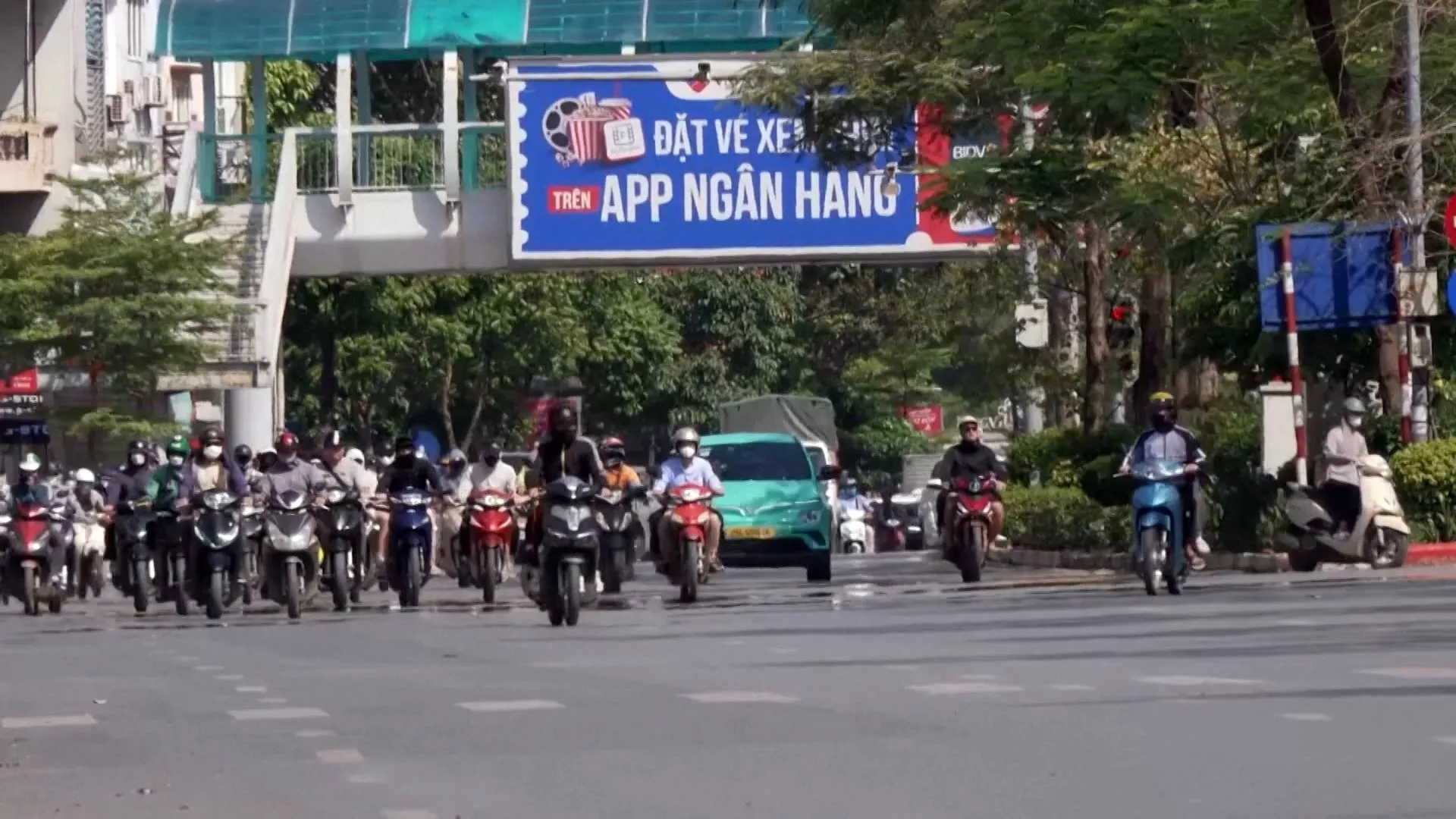 Việt Nam nắng nóng cảm nhận vượt 50 độ C, người lao động kêu trời