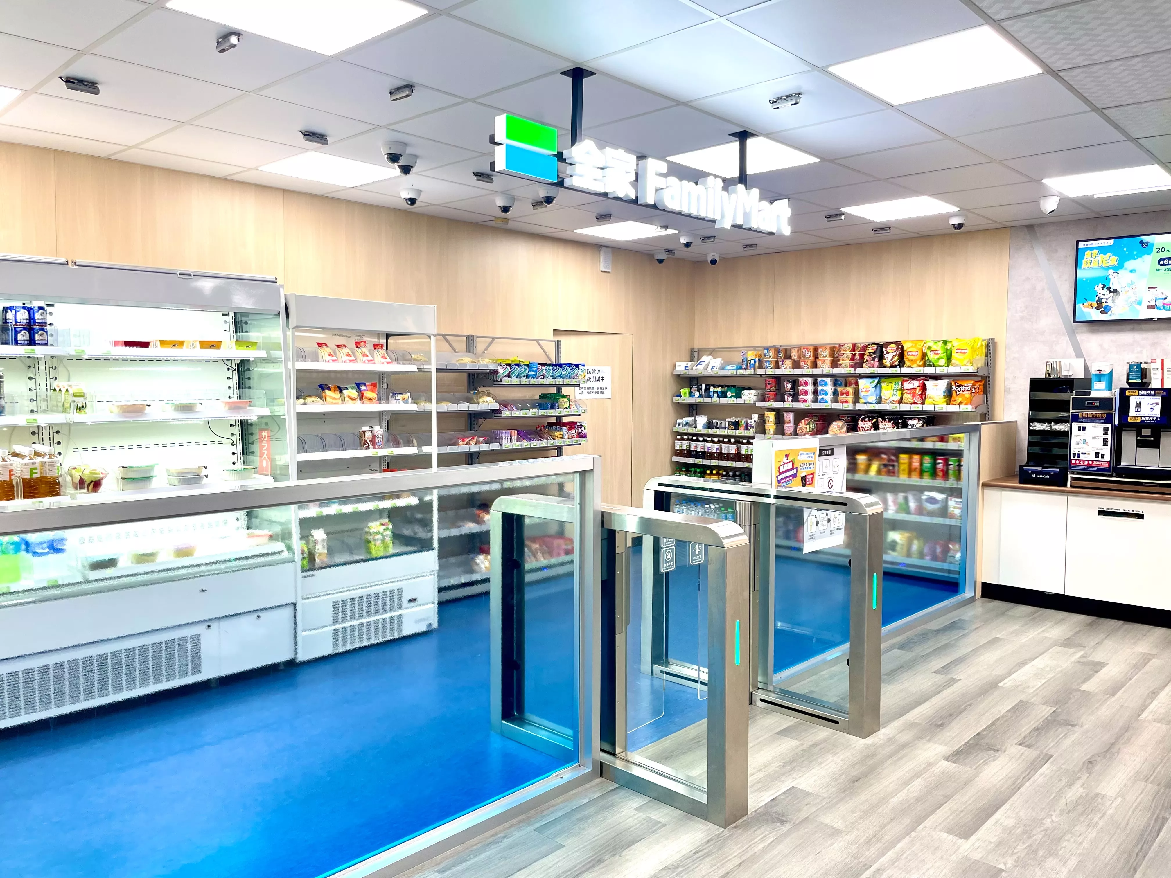 全家科技店4.0整合AI鏡頭及CV電腦視覺鏡頭、多重感測器及CloudPOS雲端系統等技術系統,即時比對貨架位置與庫存數據。(圖/全家)