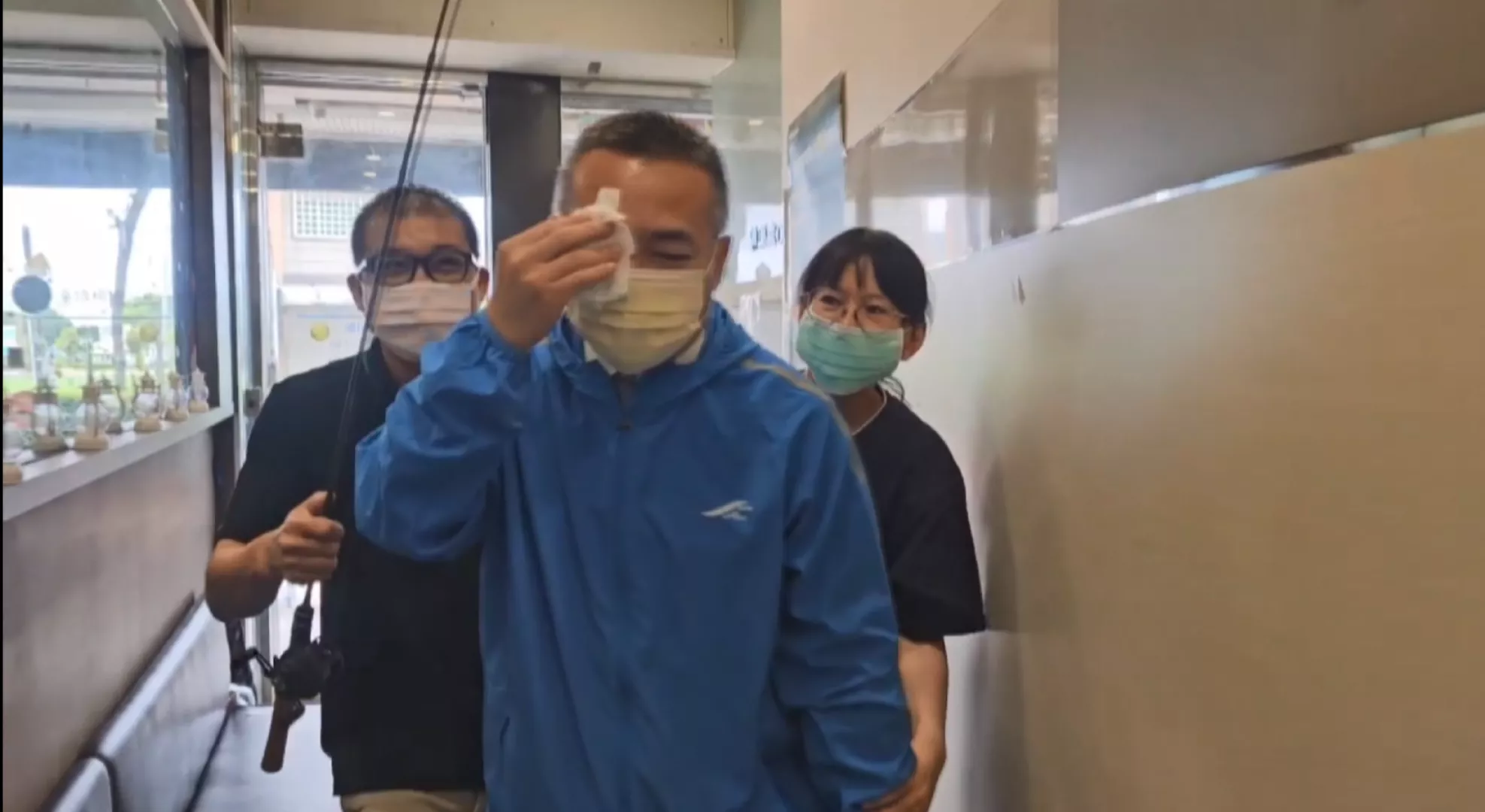 有民眾出海釣魚 釣篙仔捽傷大力勾著目睭