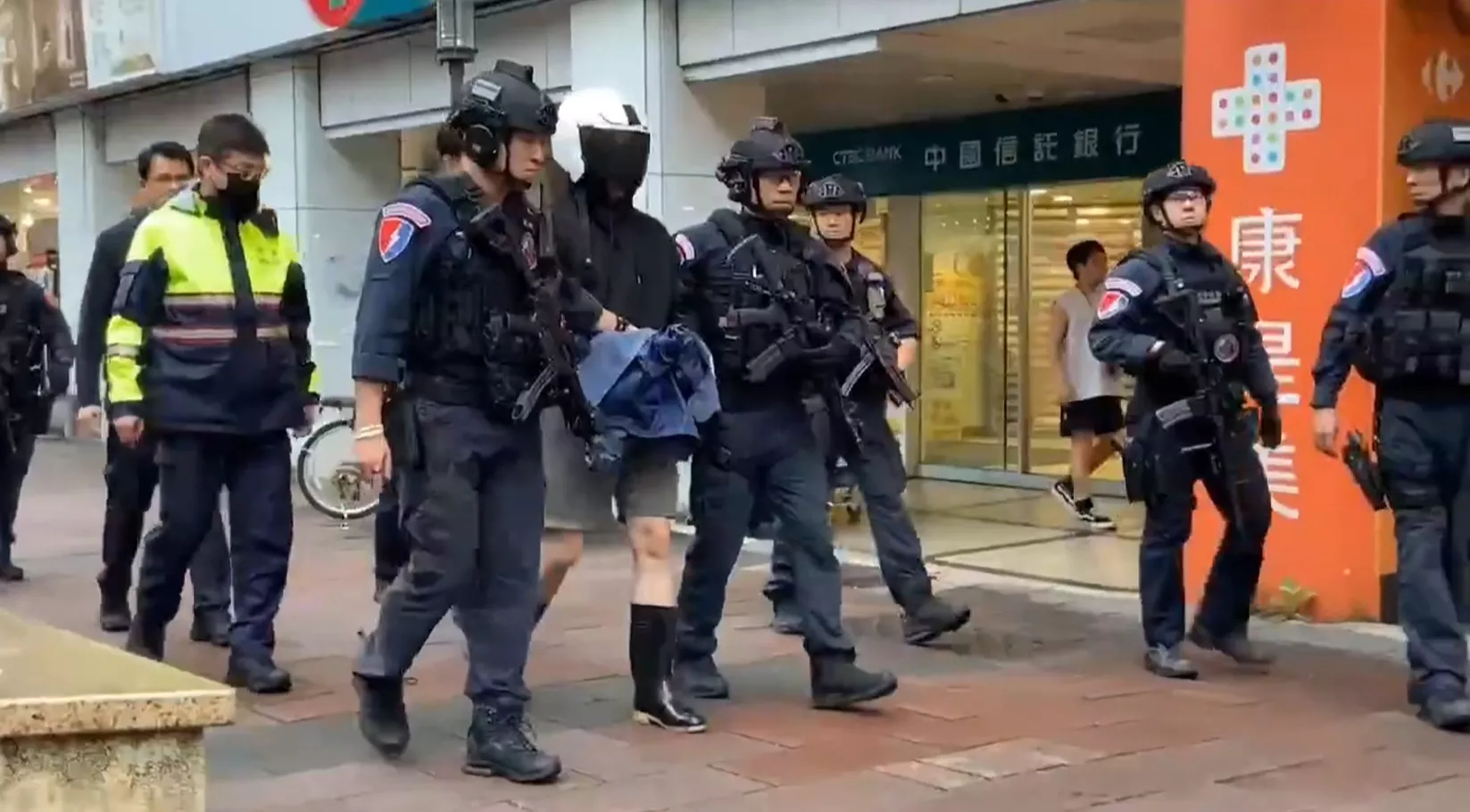 台新銀行板南分行予人搶 嫌犯攑鉸刀搶40萬