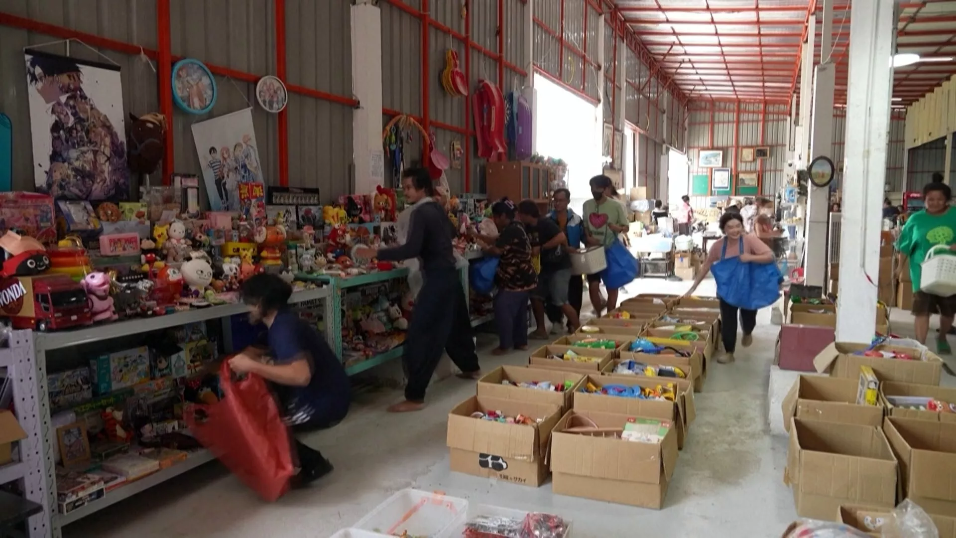 ตลาดมือสองญี่ปุ่นคึกคัก ต่างชาติแห่ซื้อ