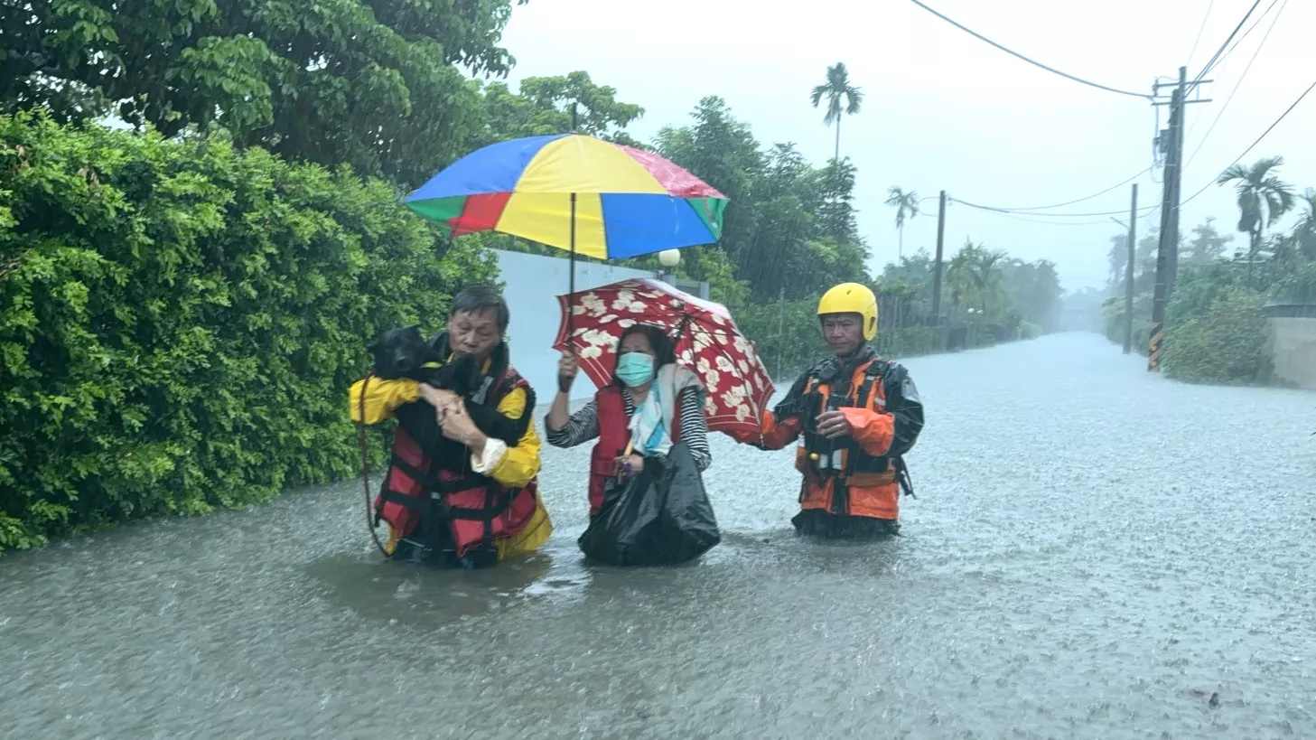 15縣市發豪大雨特報 屏東全縣、高雄部分地區下午停班停課 ｜ 公視新聞網 PNN