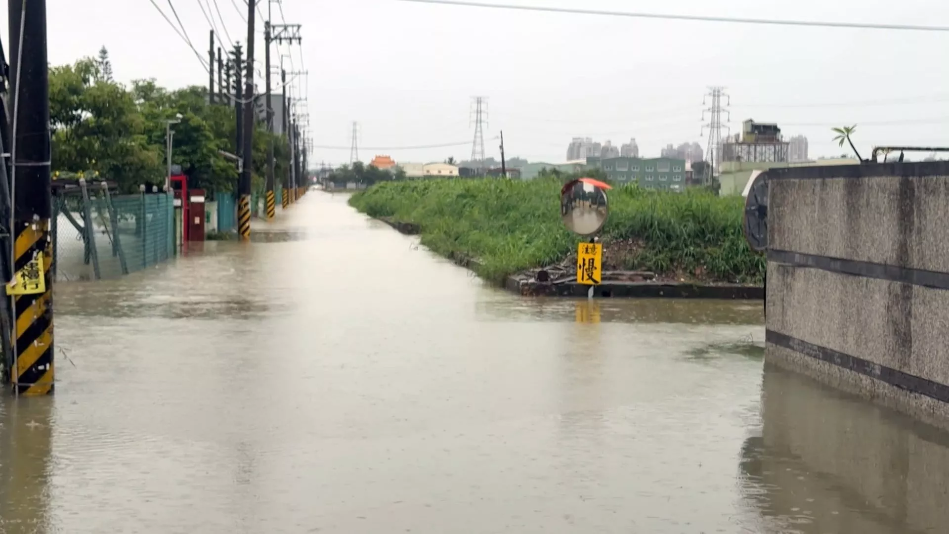 ฝนตกหนักถล่มเกาสง–ผิงตงตลอดคืน หลายพื้นที่เผชิญน้ำท่วม