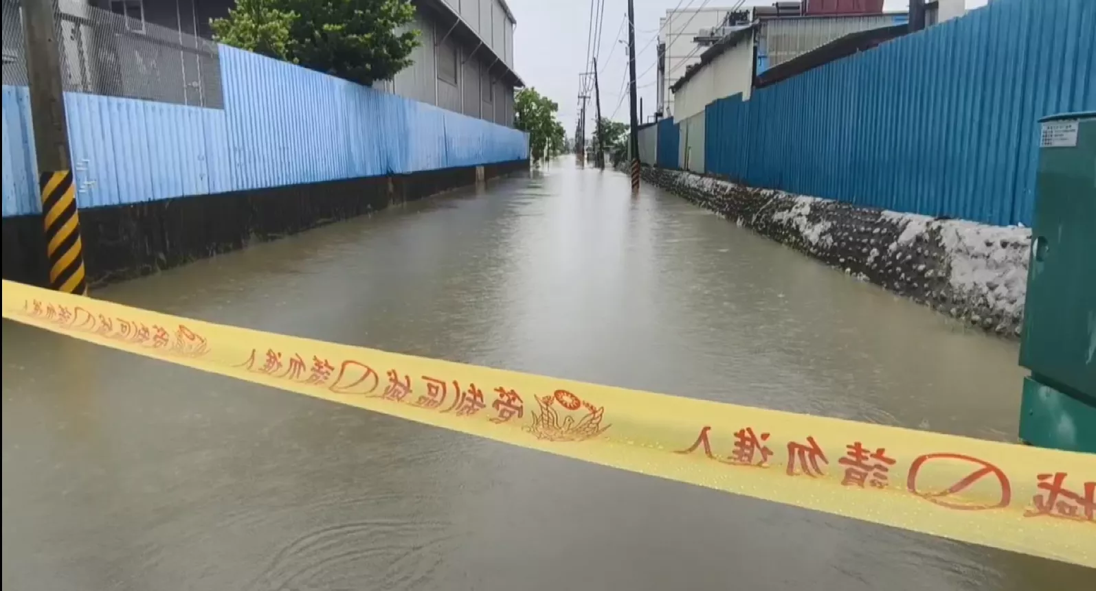 高雄摔雷公雨 鳥松、大寮淹水懸度強欲1台車
