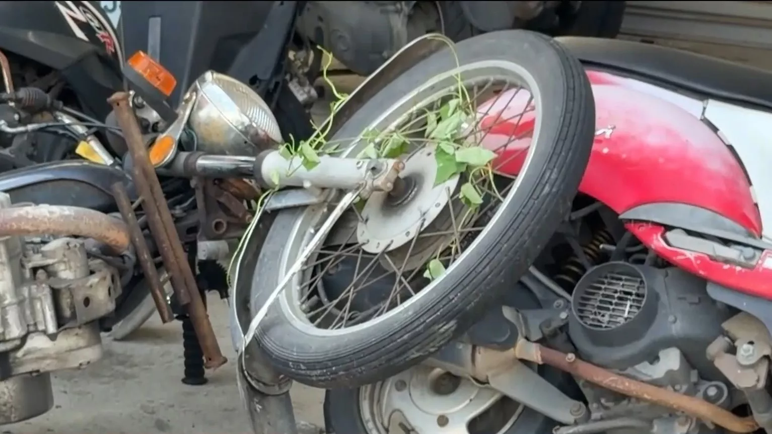 Mobil melenceng dan tewaskan 2 pengendara motor, salah satunya PMA Vietnam