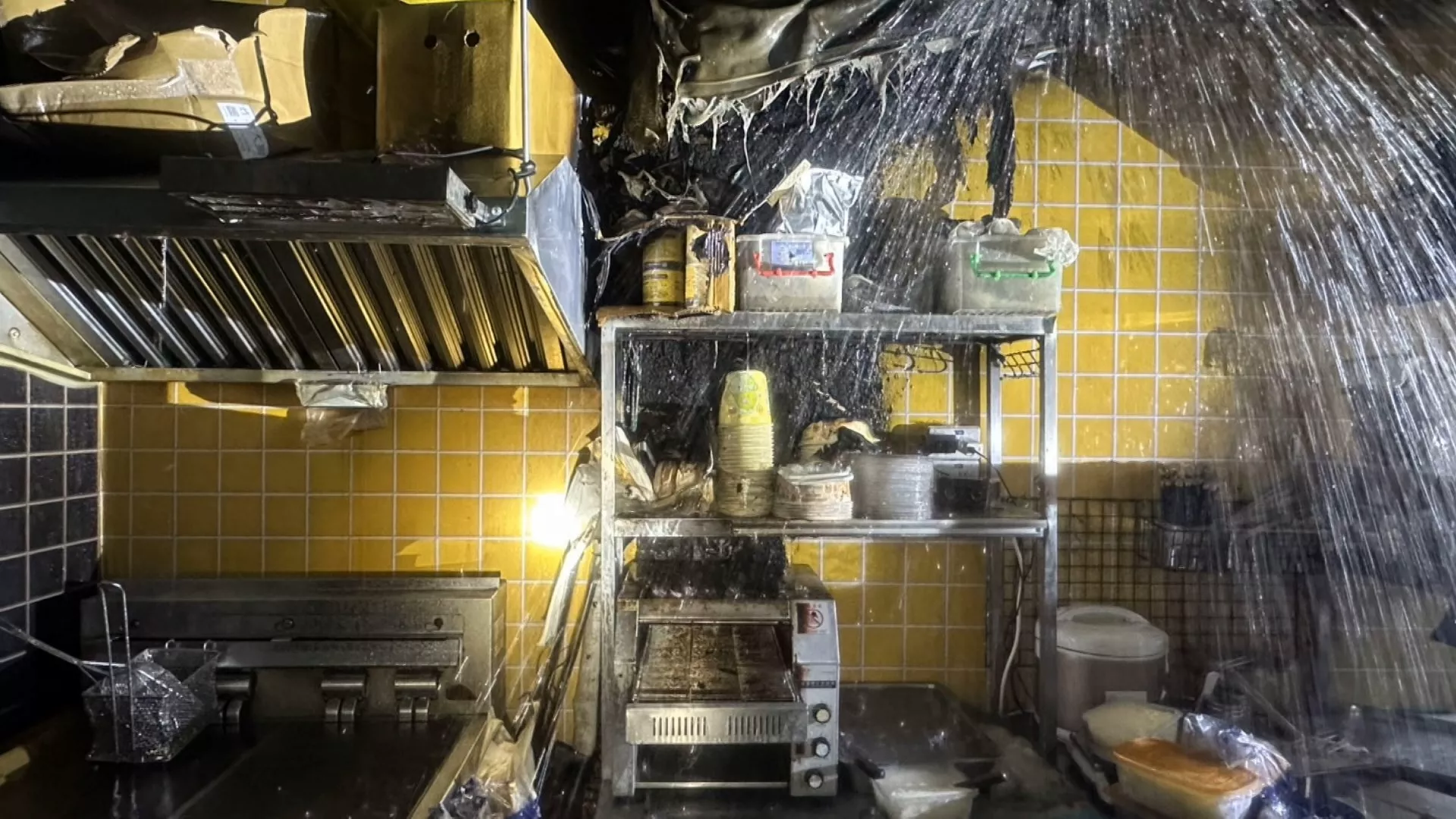 Toko ayam goreng di Stasiun KA Taoyuan terbakar, petugas lakukan evakuasi