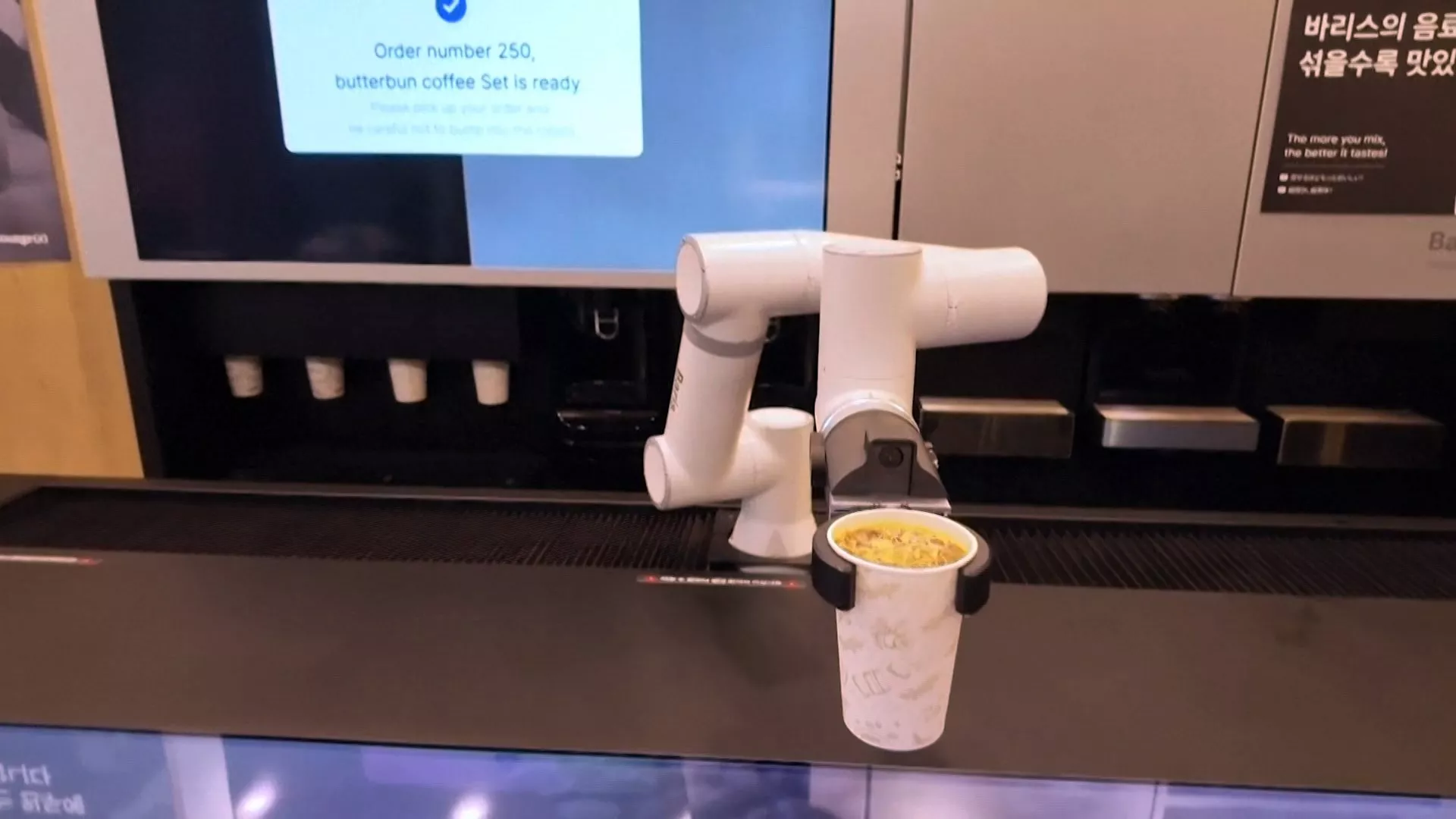 Toko tak berpelayan sedang naik daun, robot racik dan suguhkan kopi ke pelanggan