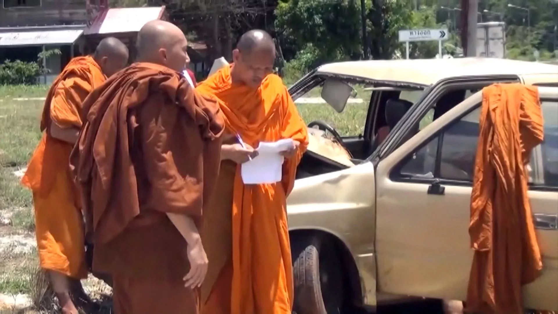 เด็กชายไทยอายุ 11 ขวบ ขโมยรถขับชนพระสงฆ์ เสียชีวิตอย่างน้อย 10 รูป