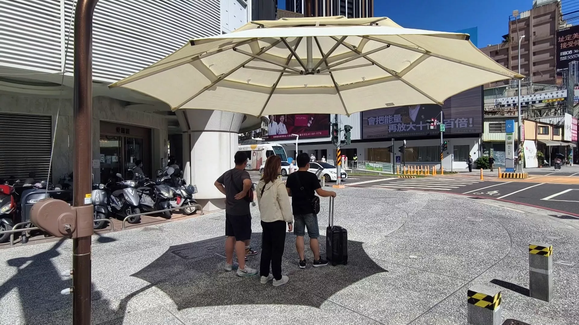 Atasi paparan matahari, Taipei, New Taipei, Kaohsiung uji coba payung peneduh