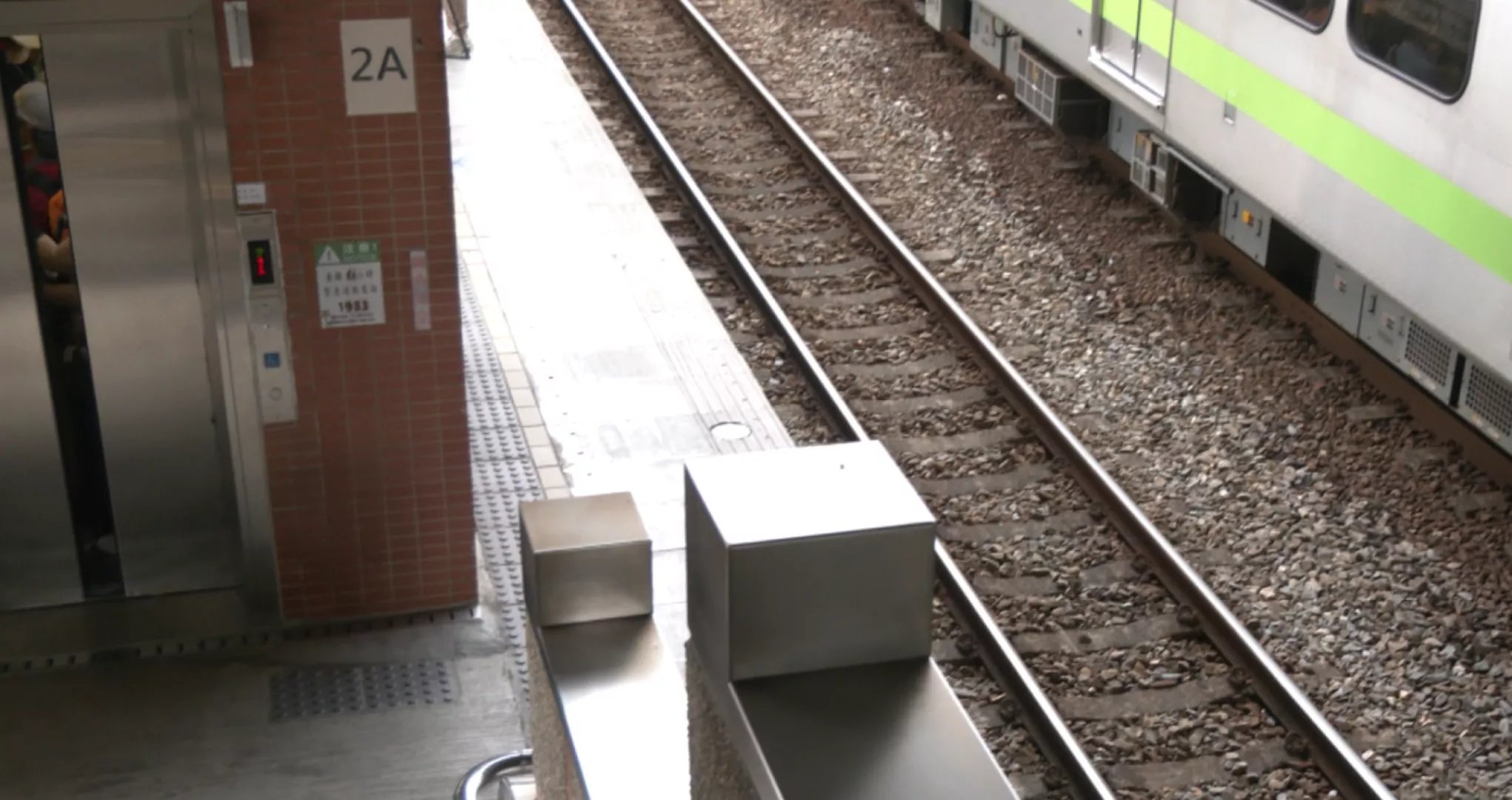 爸母開講無注意 臺鐵鶯歌站嬰仔車跋落鐵枝路