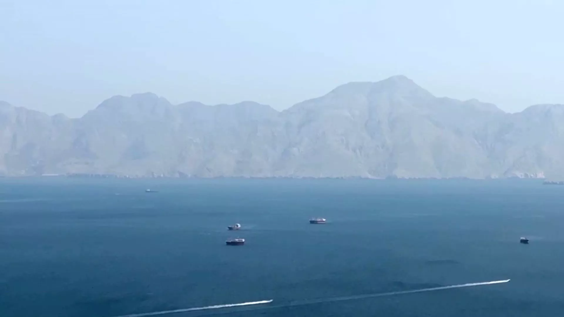 Iran tấn công tàu hàng qua eo biển Hormuz, Mỹ không kích đáp trả