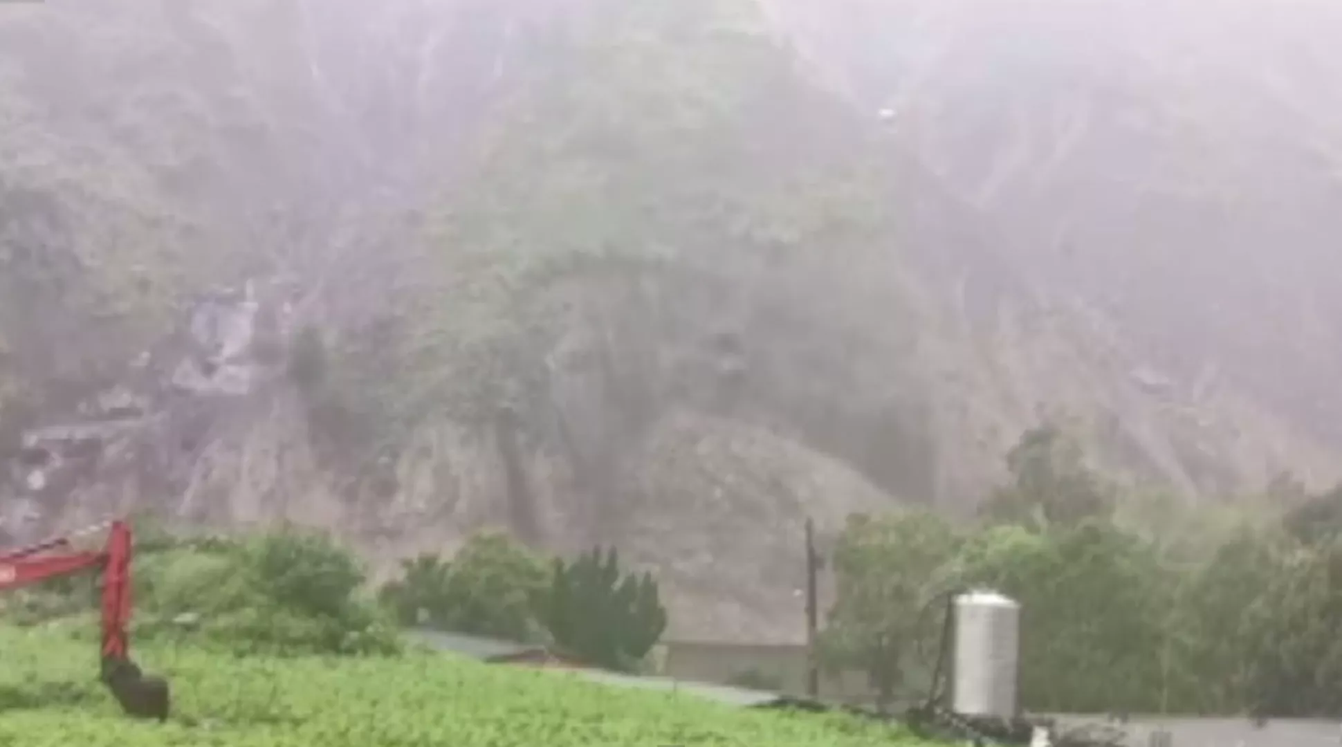 新竹秀巒大崩山溪掣流 泰安汶水溪淹過車路