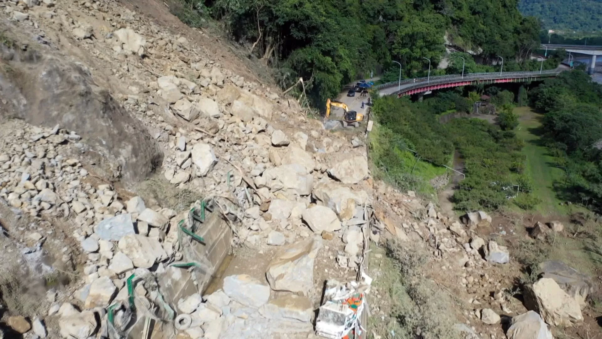 Pasca taifun, transportasi laut dan udara Kaohsiung-Pingtung terganggu